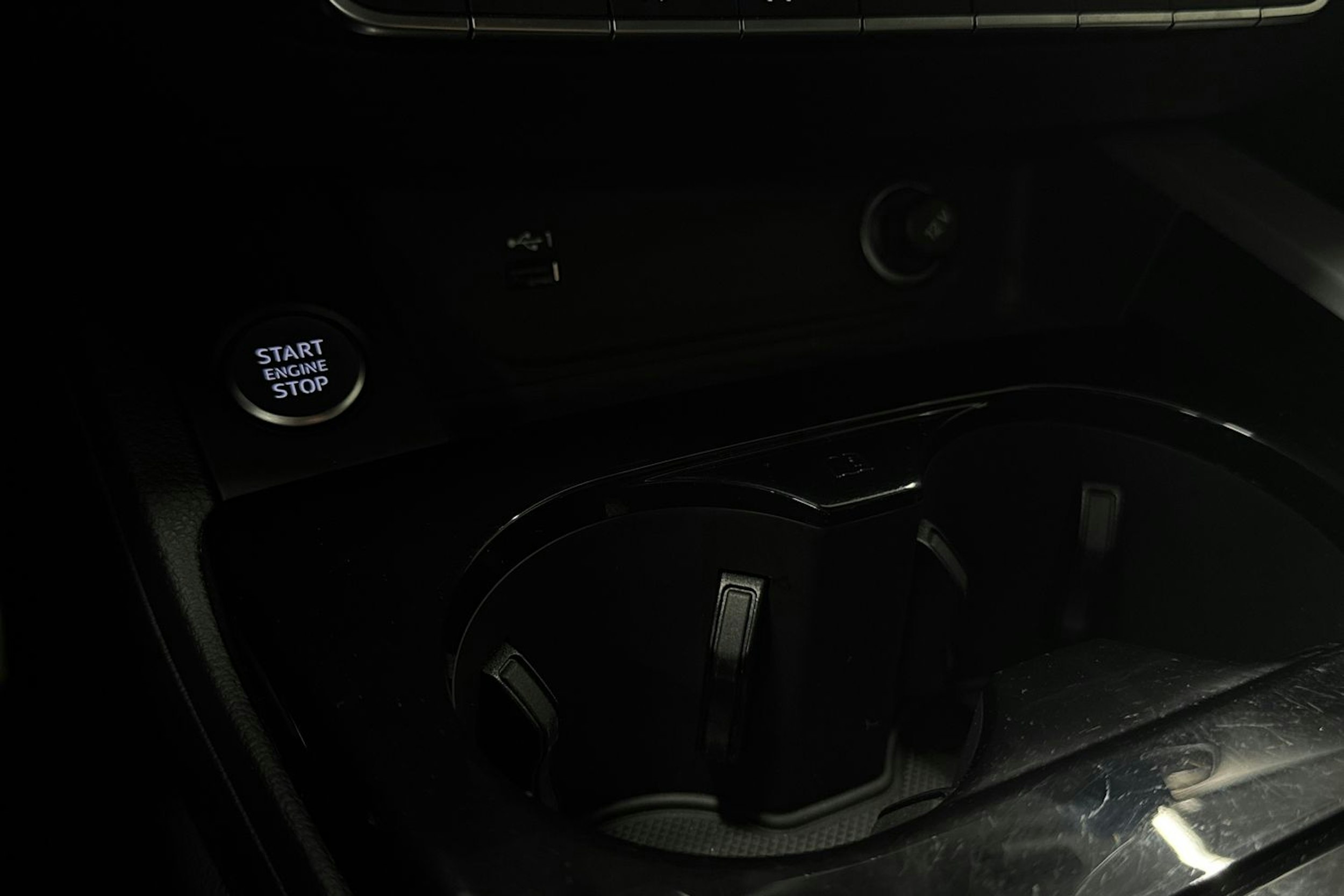 valkoinen Audi A4 2021 kuva 32.