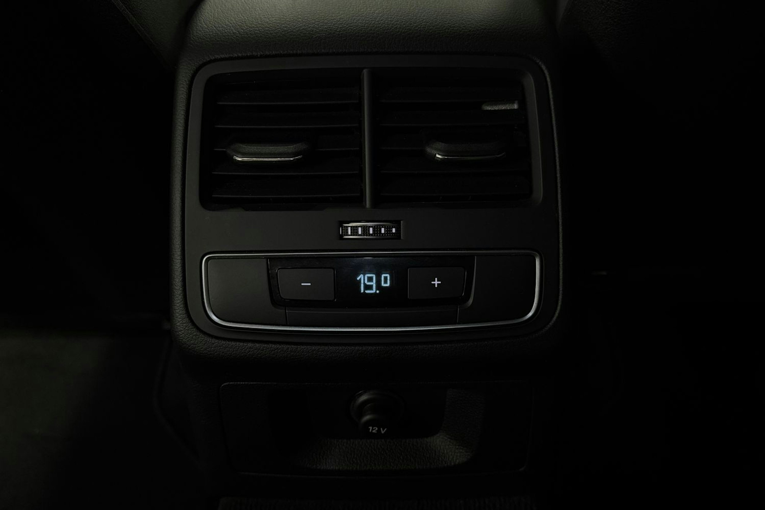 valkoinen Audi A4 2021 kuva 36.