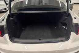 valkoinen Audi A4 2021 kuva 37.