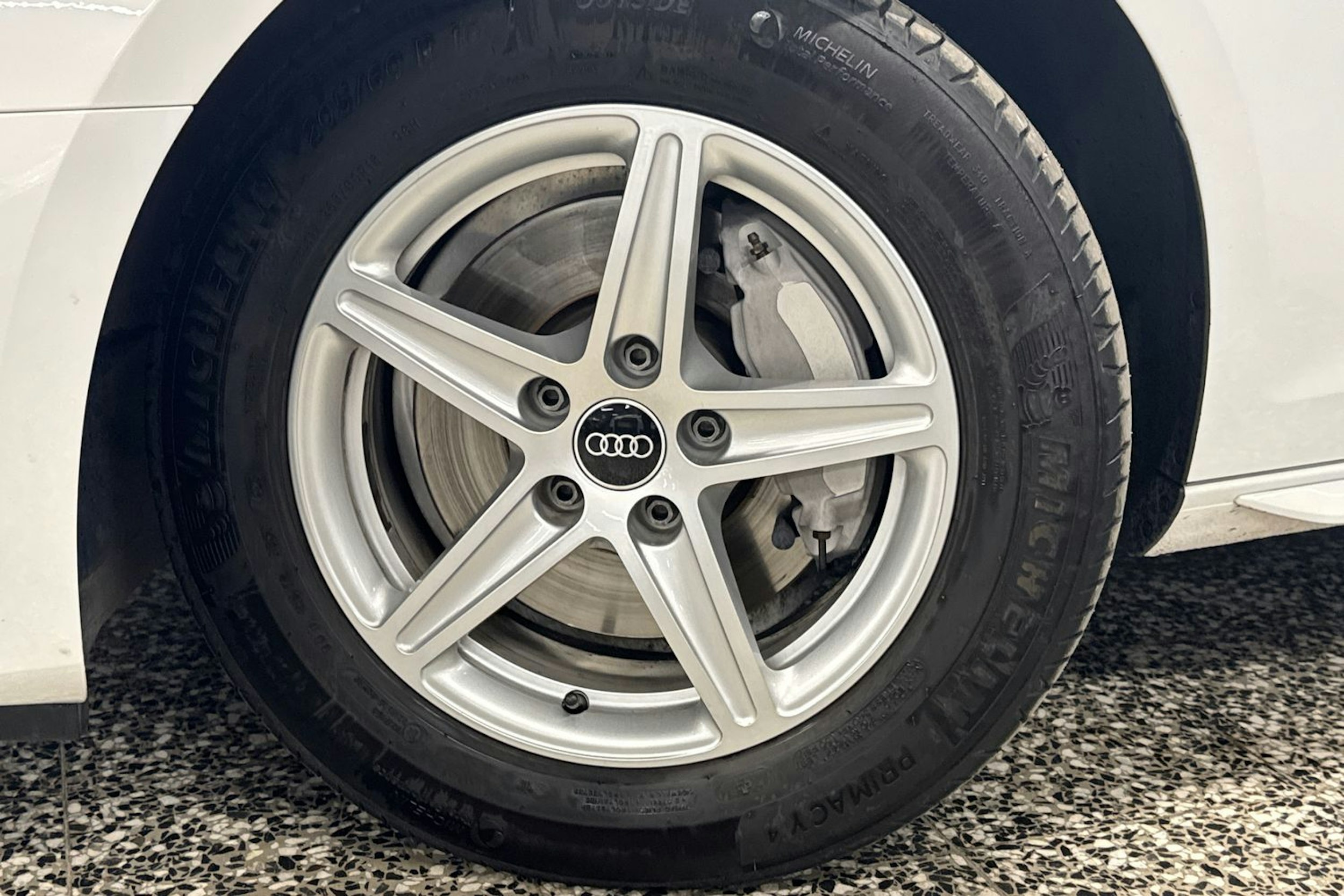 valkoinen Audi A4 2021 kuva 38.