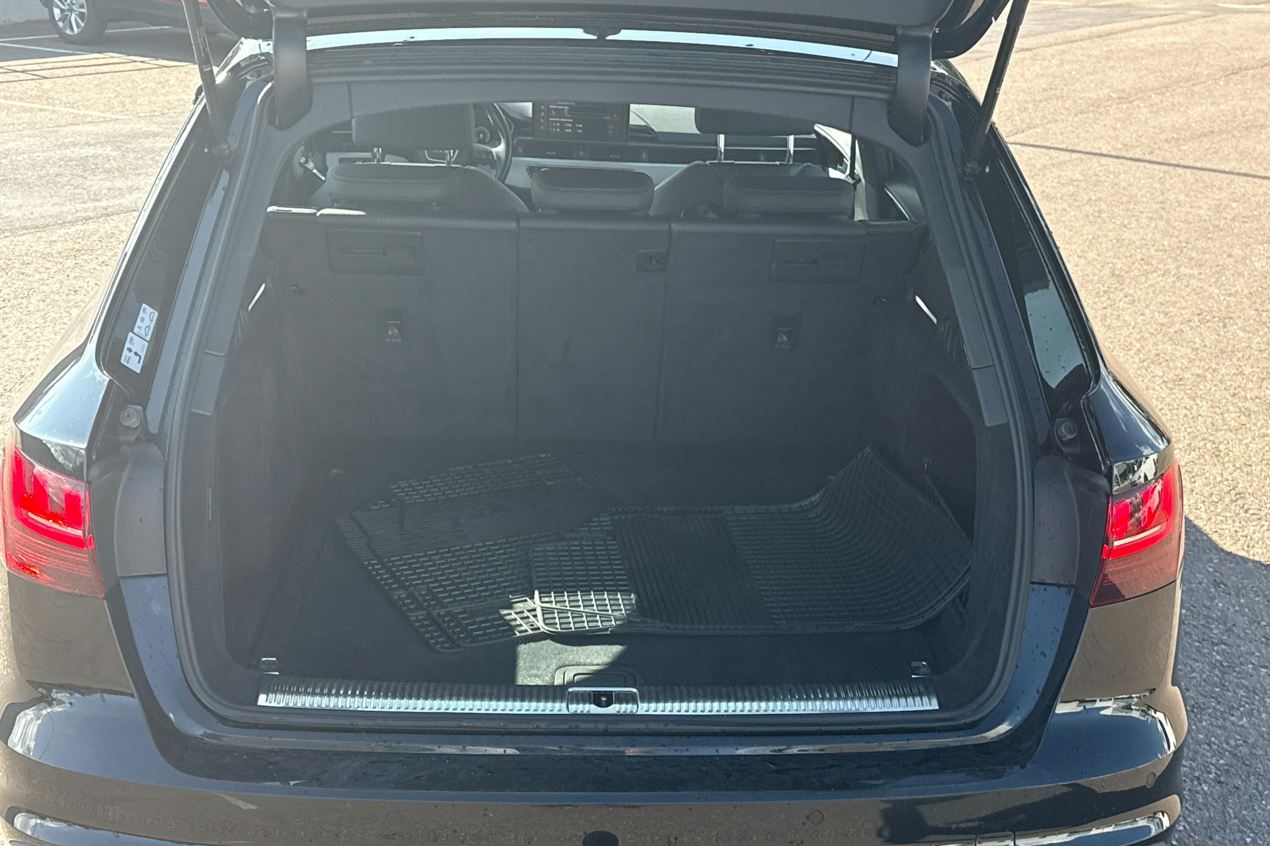 musta Audi A4 2021 kuva 23.