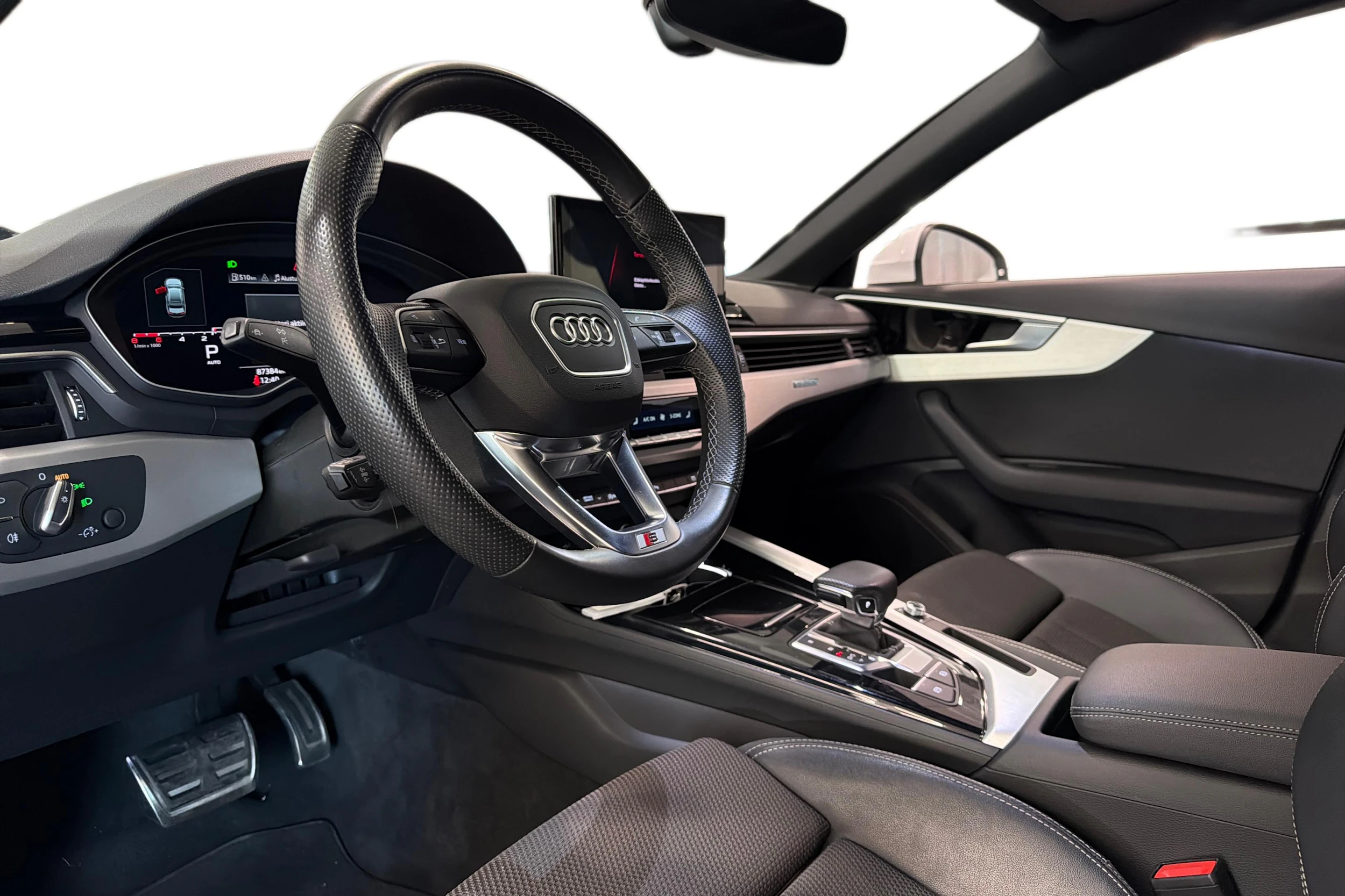 Musta Audi A4 2021 kuva 3.