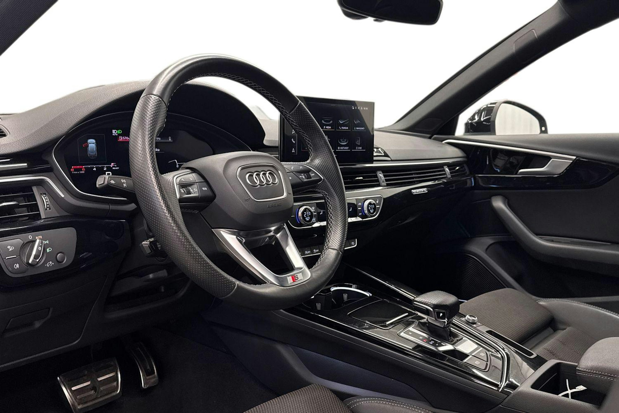 musta Audi A4 2021 kuva 7.