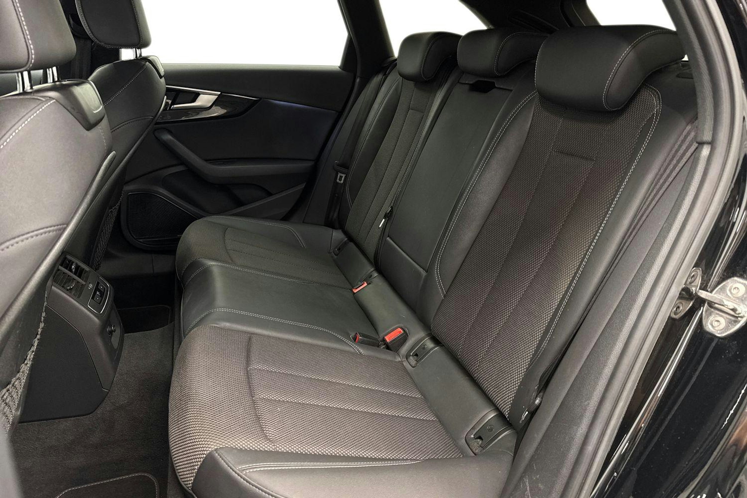 musta Audi A4 2021 kuva 10.