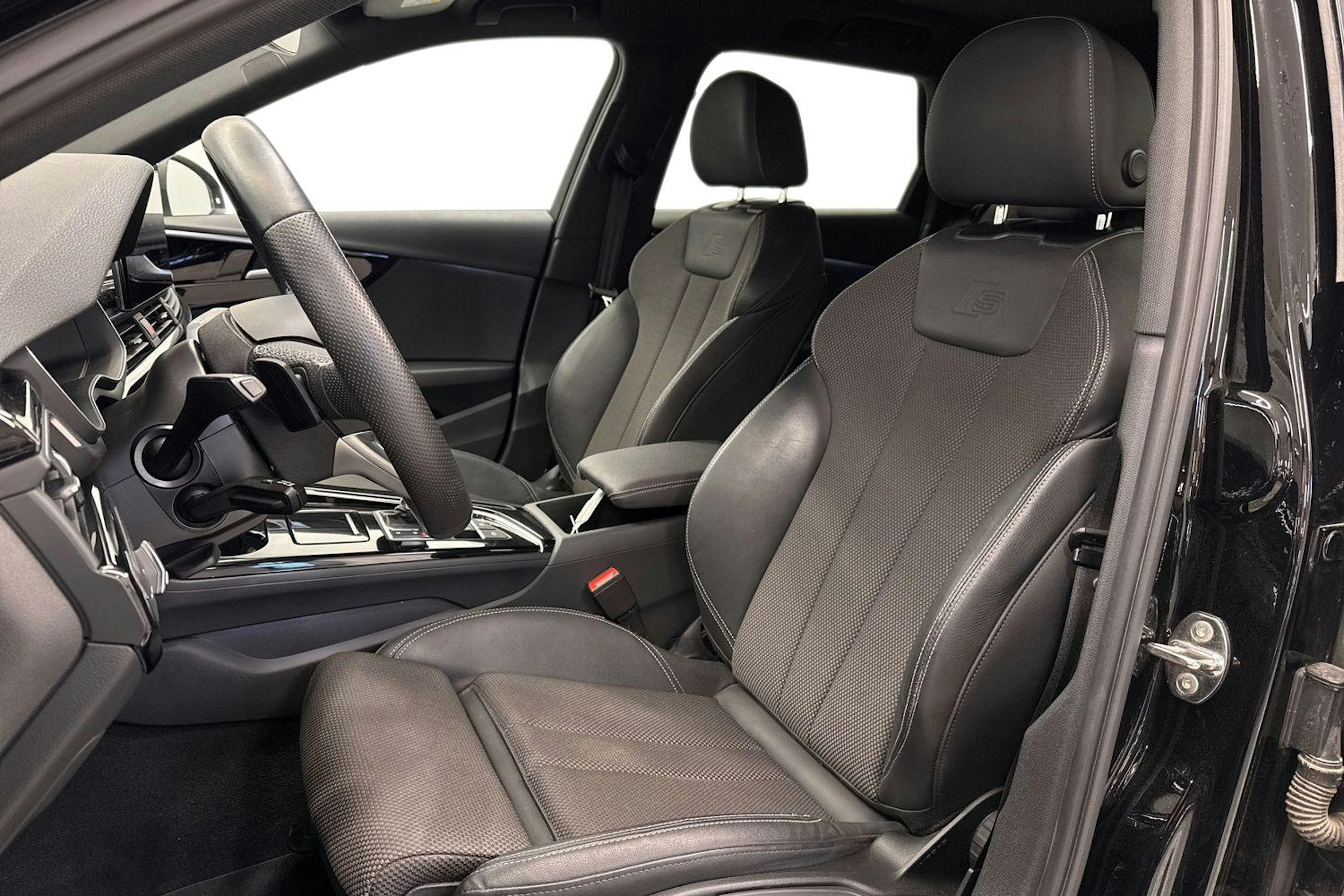 musta Audi A4 2021 kuva 11.
