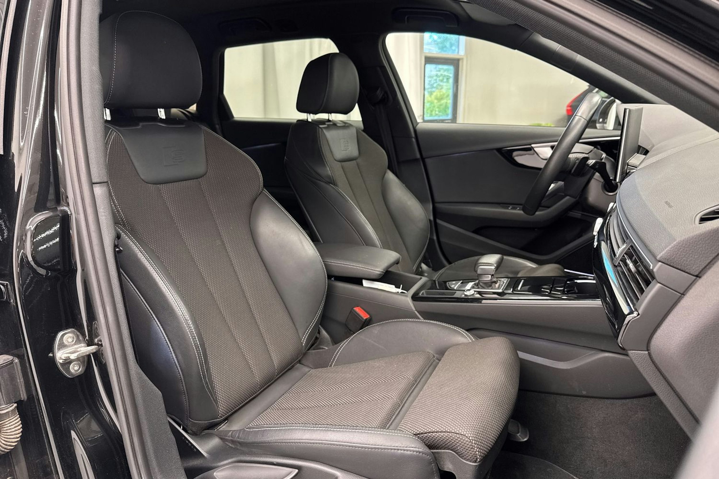 musta Audi A4 2021 kuva 13.