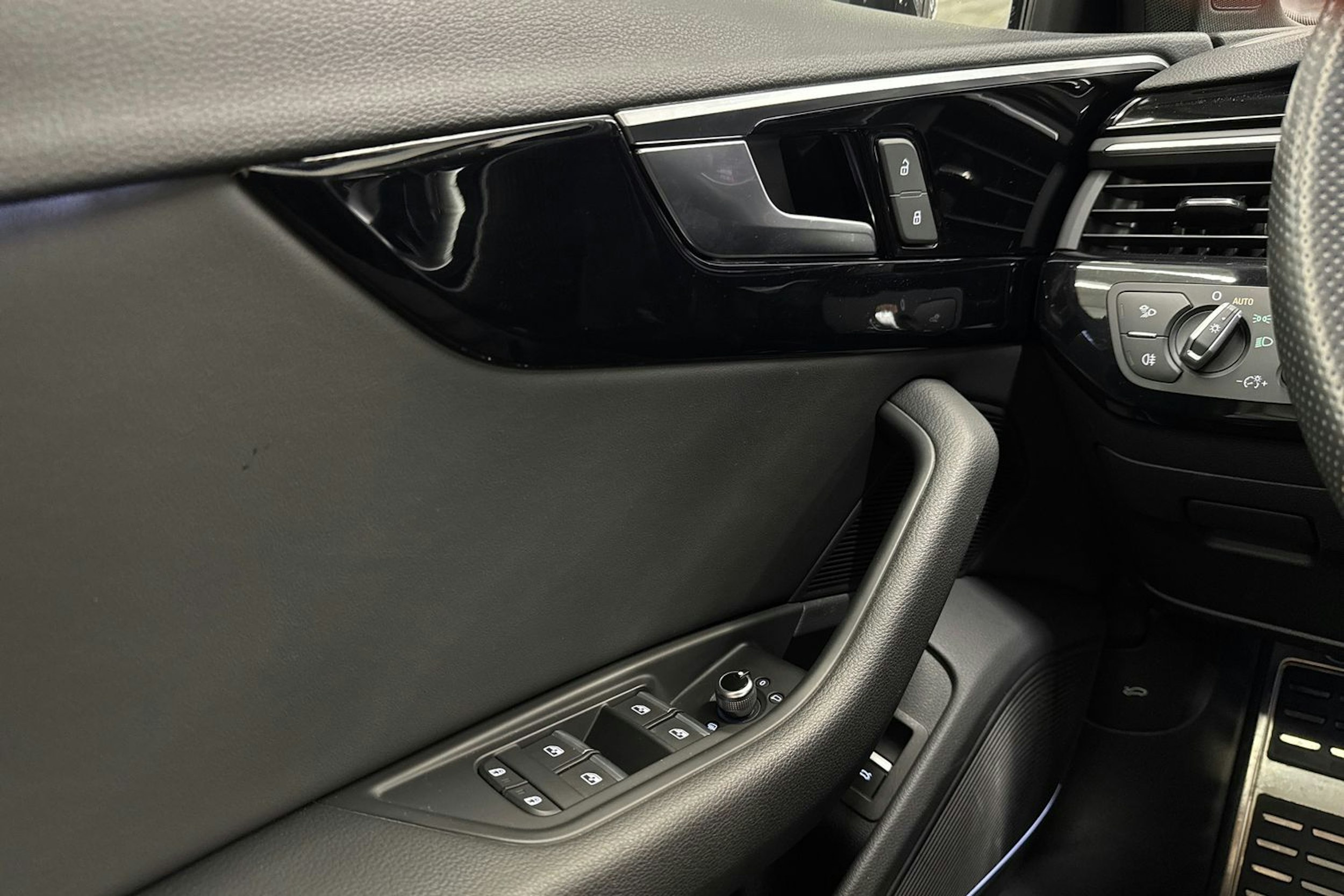 musta Audi A4 2021 kuva 19.