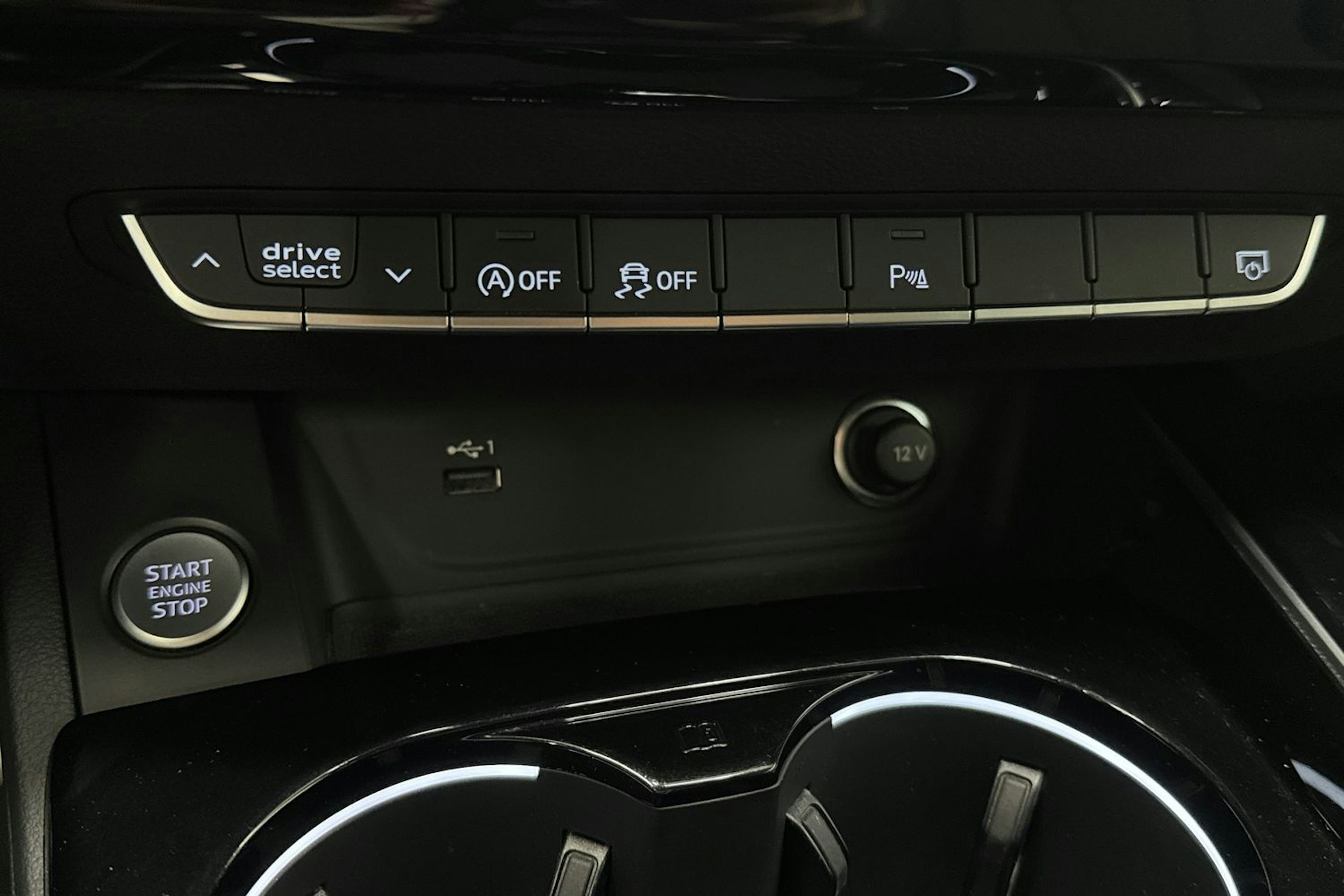 musta Audi A4 2021 kuva 22.