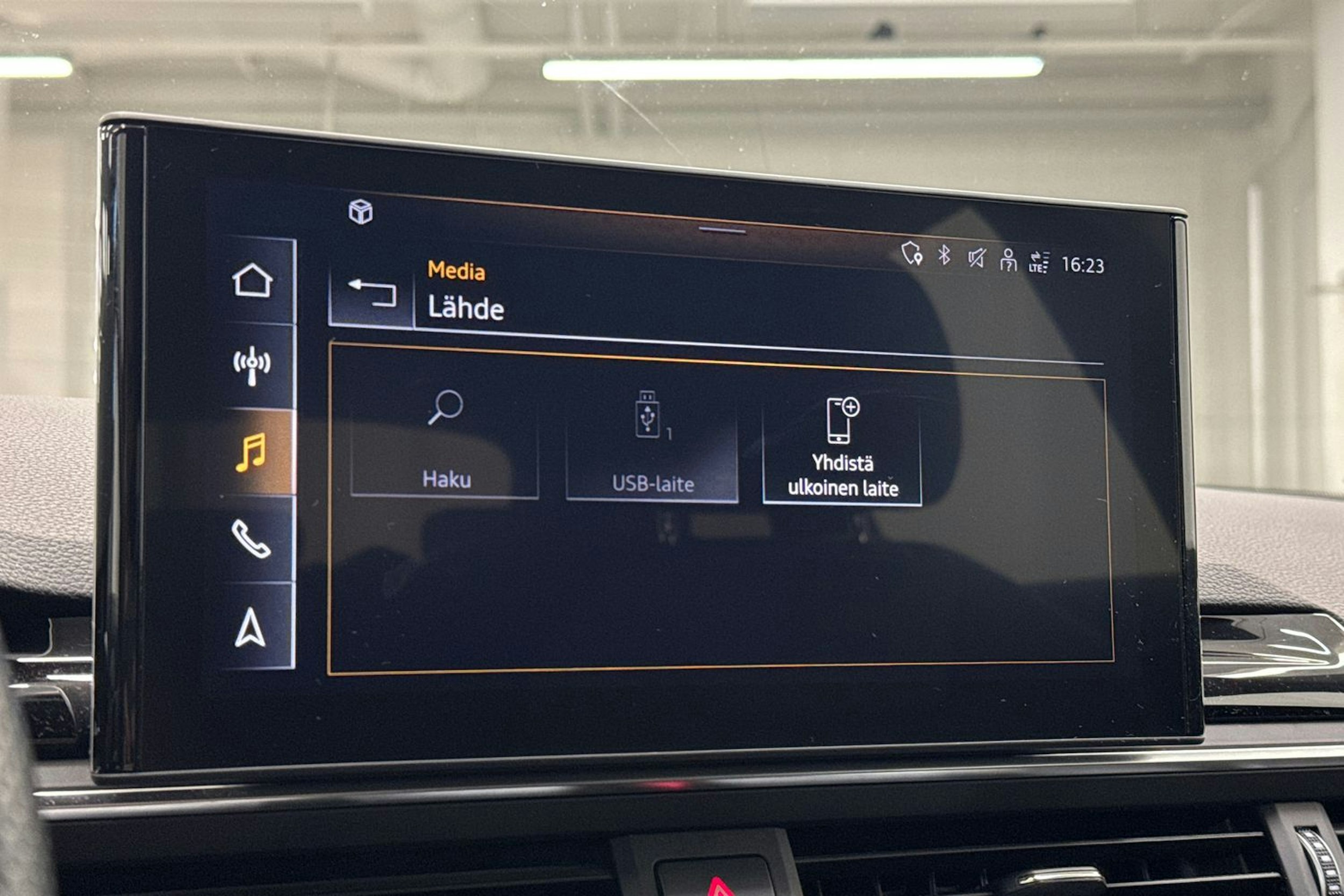 musta Audi A4 2021 kuva 26.