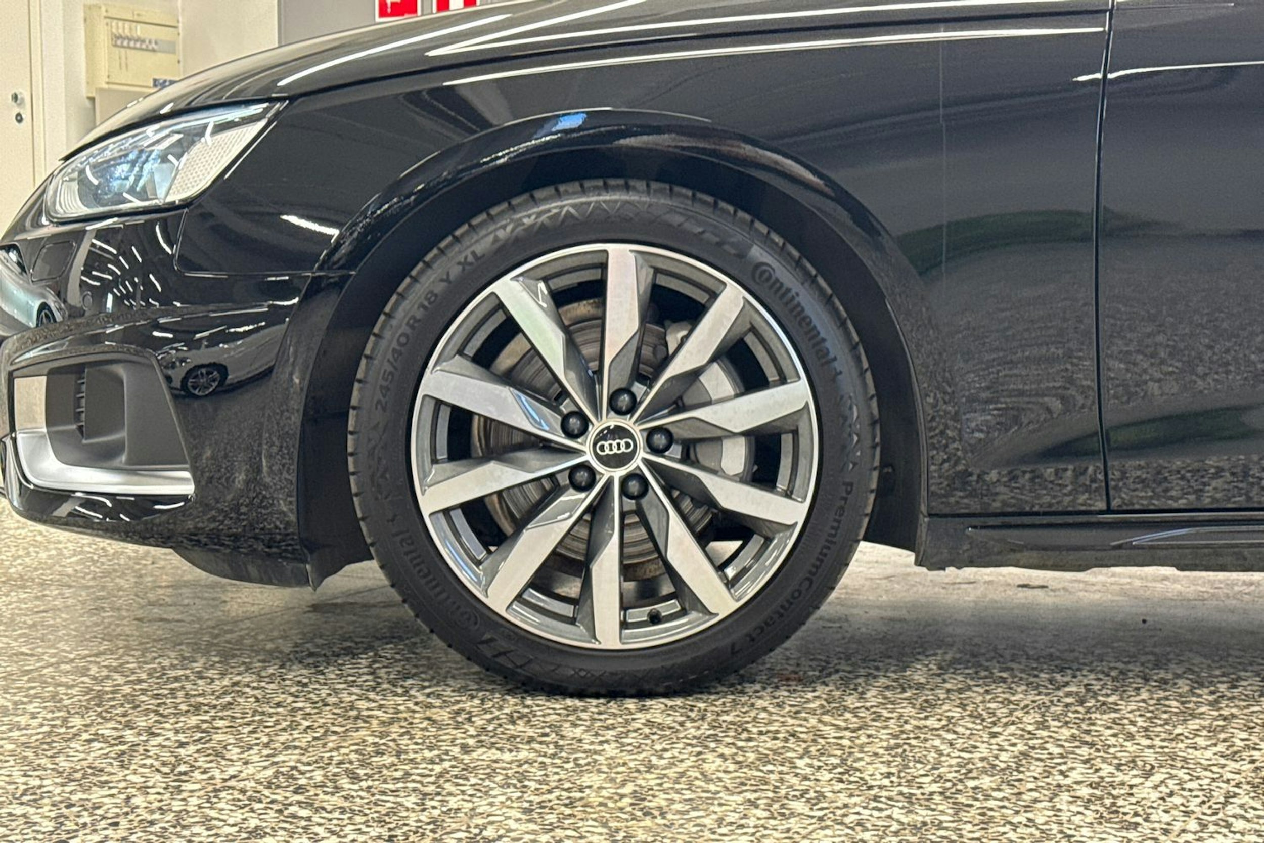 musta Audi A4 2021 kuva 38.