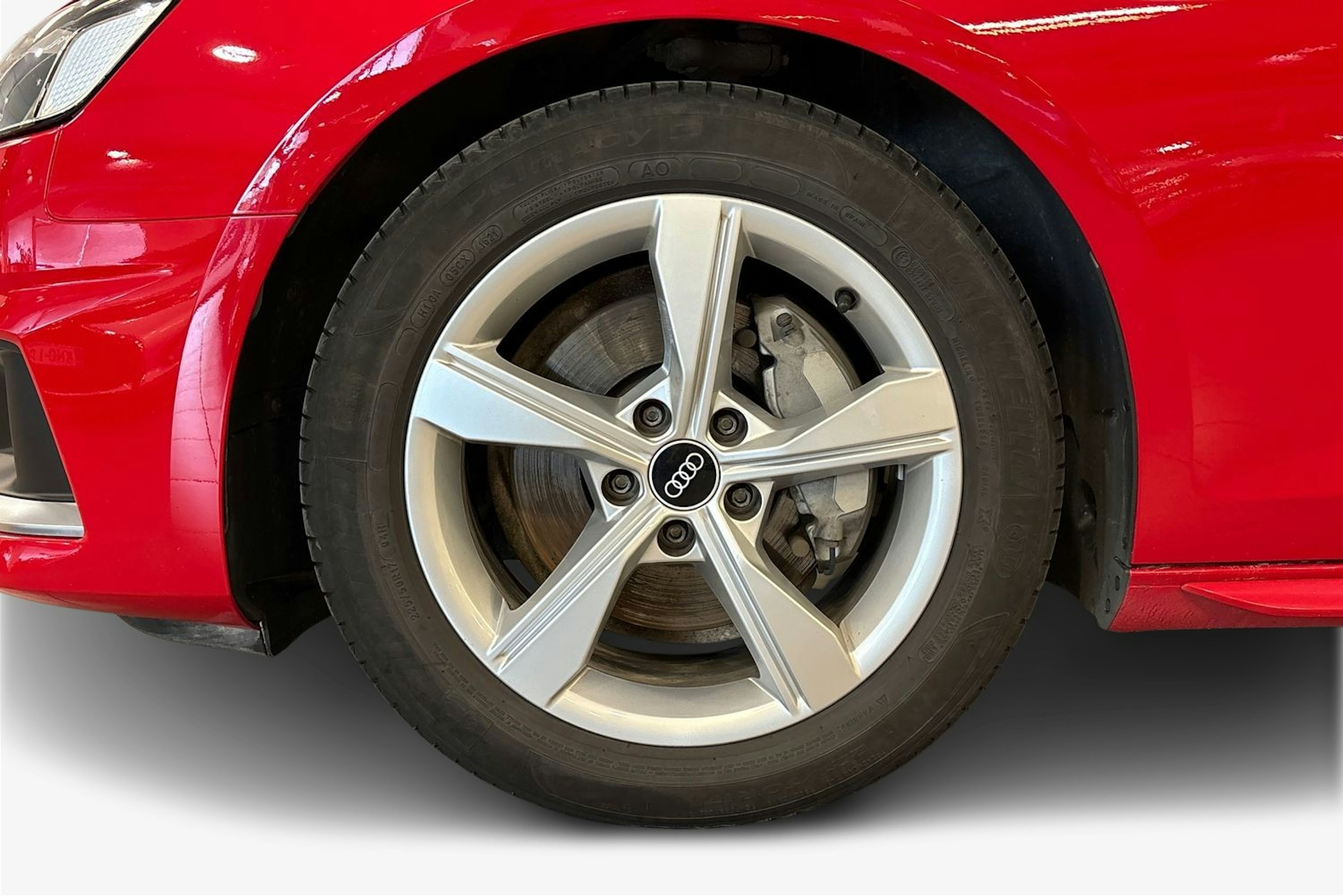 punainen Audi A4 2021 kuva 11.