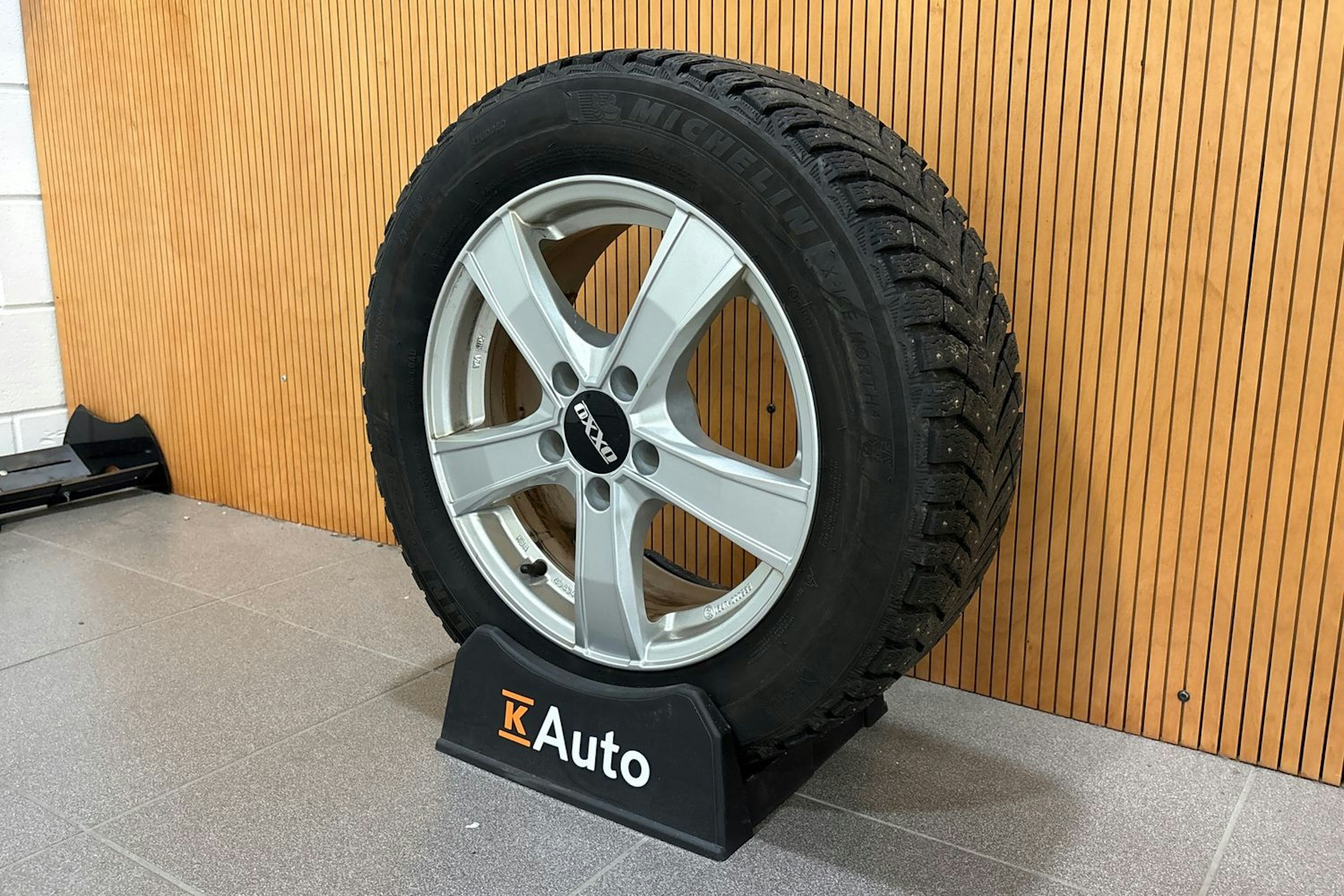 punainen Audi A4 2021 kuva 13.