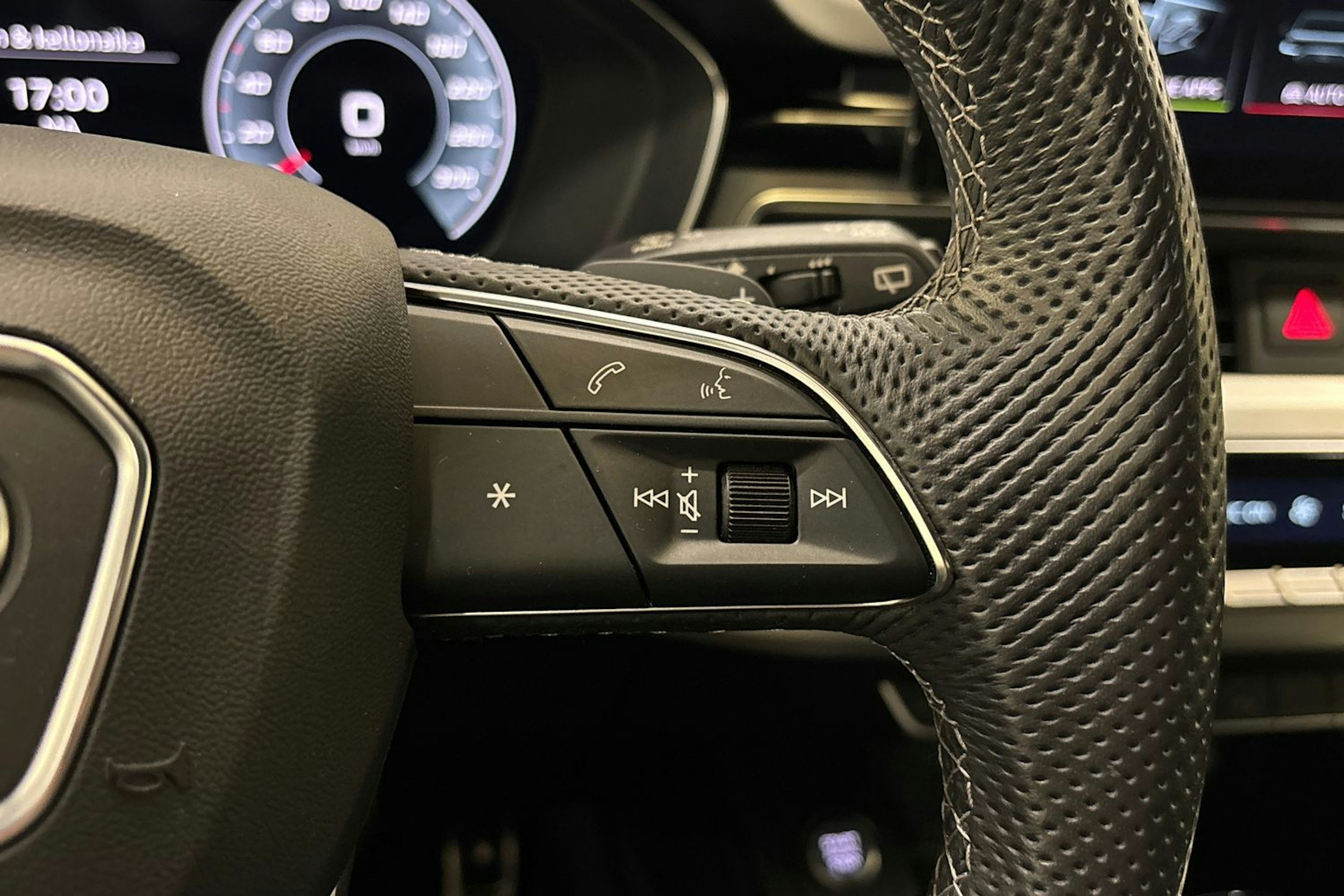punainen Audi A4 2021 kuva 17.