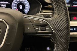 punainen Audi A4 2021 kuva 17.