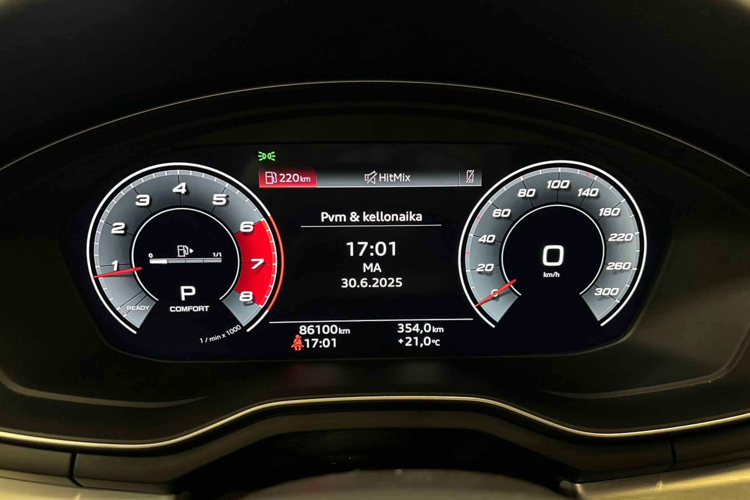 punainen Audi A4 2021 kuva 18.