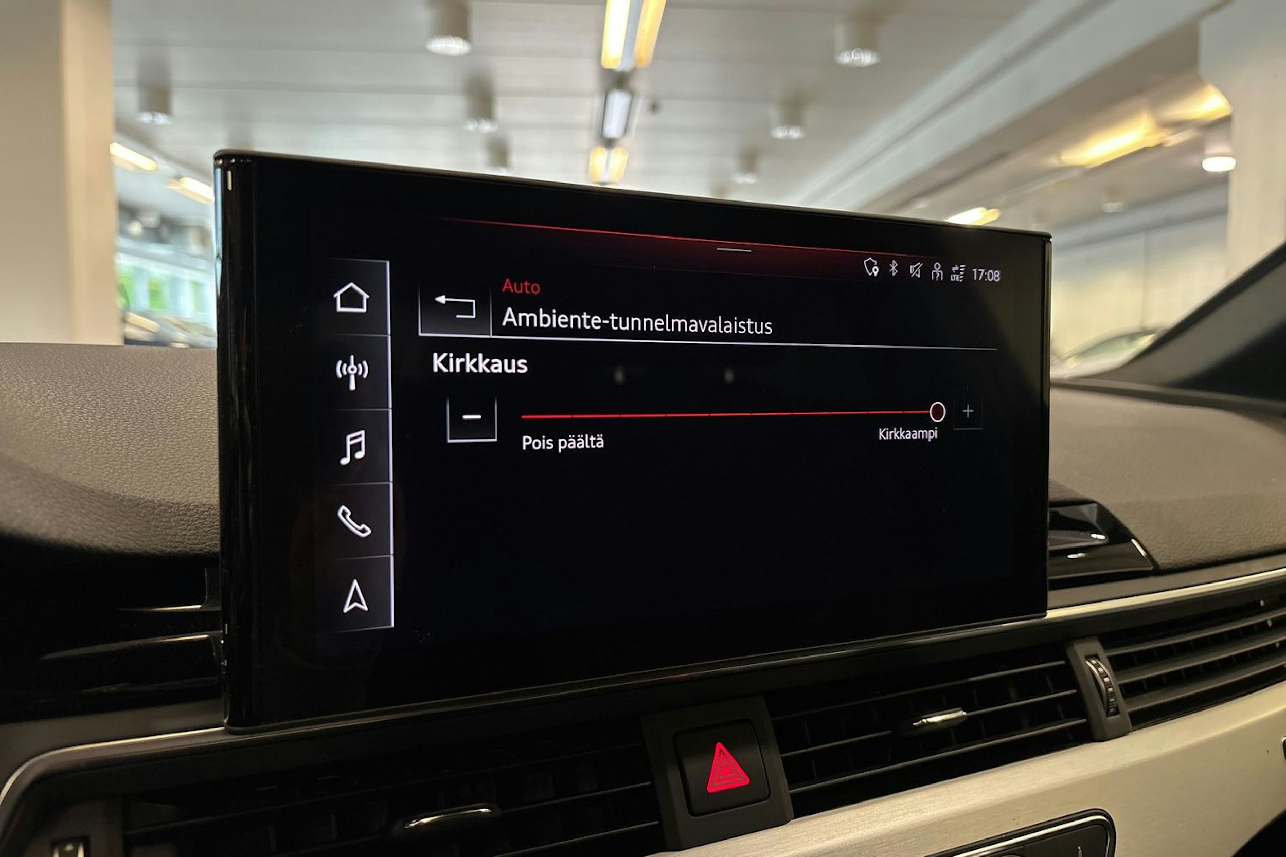 punainen Audi A4 2021 kuva 25.