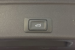 punainen Audi A4 2021 kuva 28.