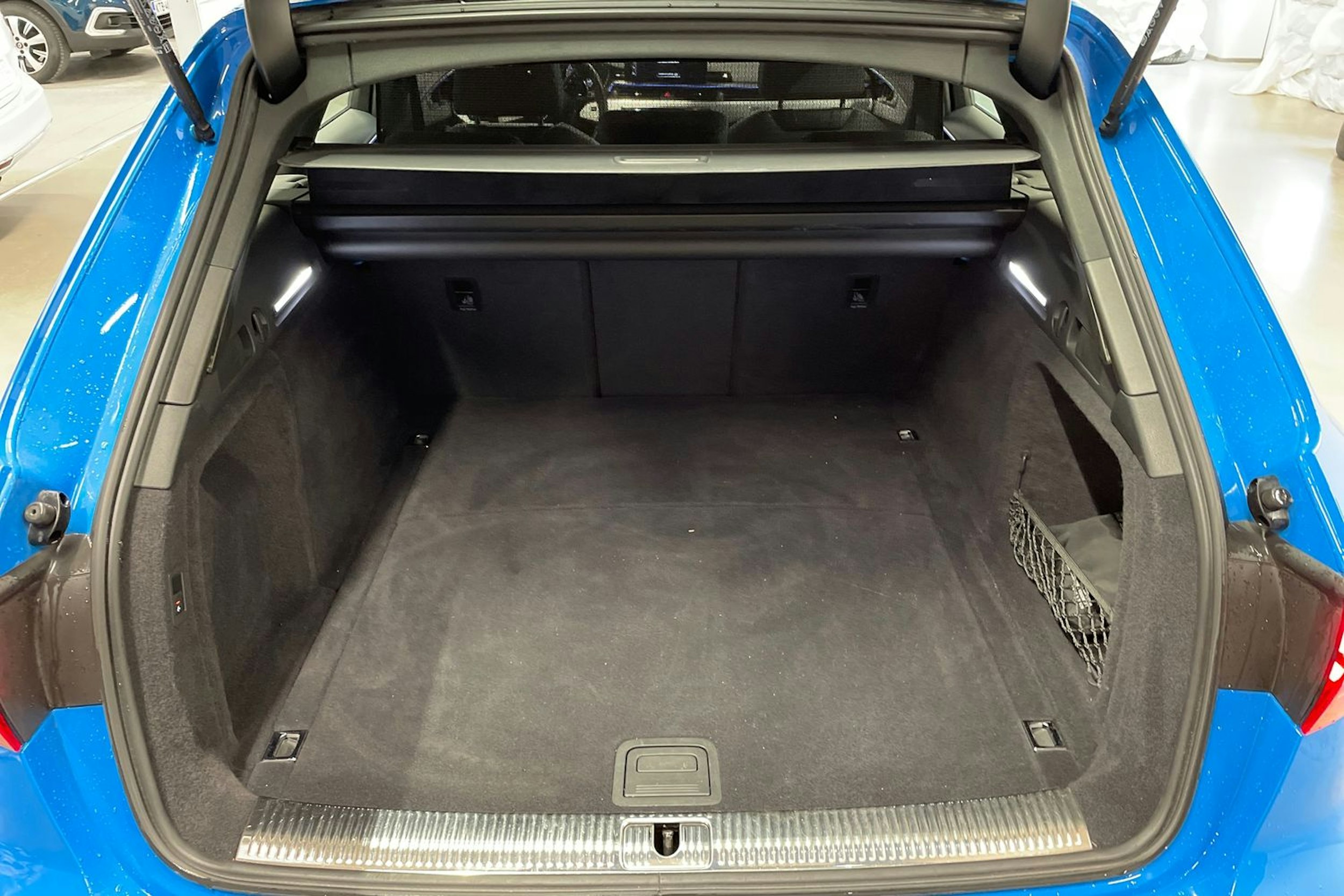 sininen Audi A4 2021 kuva 15.