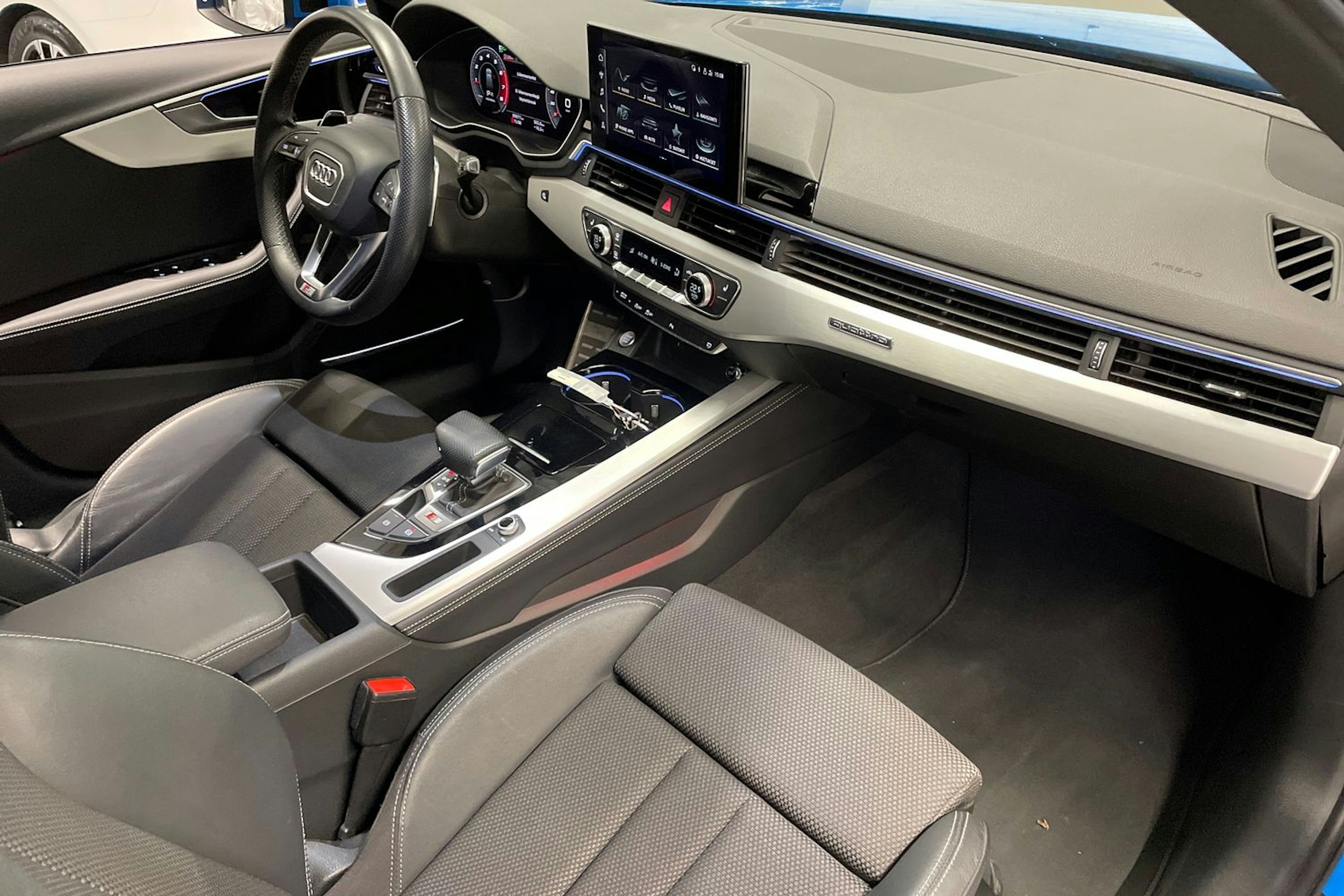 sininen Audi A4 2021 kuva 31.