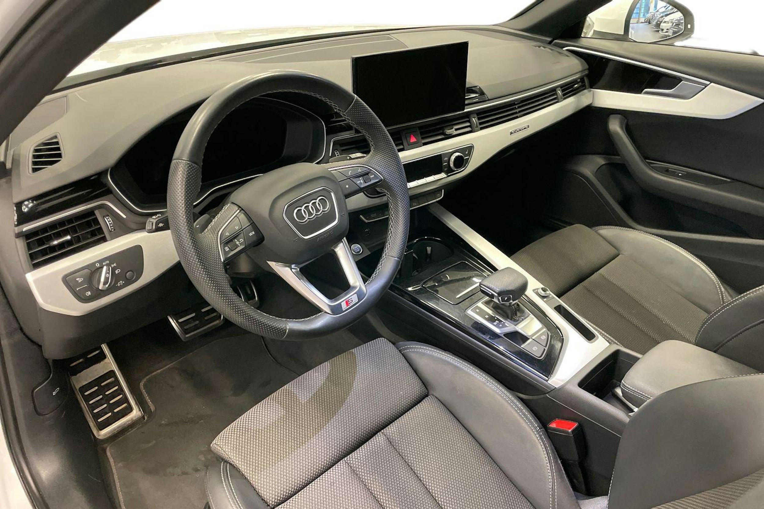 met. valkoinen Audi A4 2021 kuva 6.