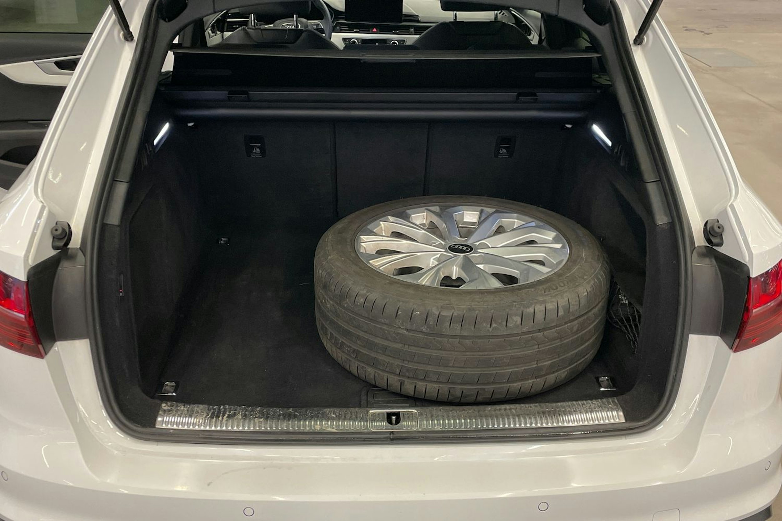 met. valkoinen Audi A4 2021 kuva 12.