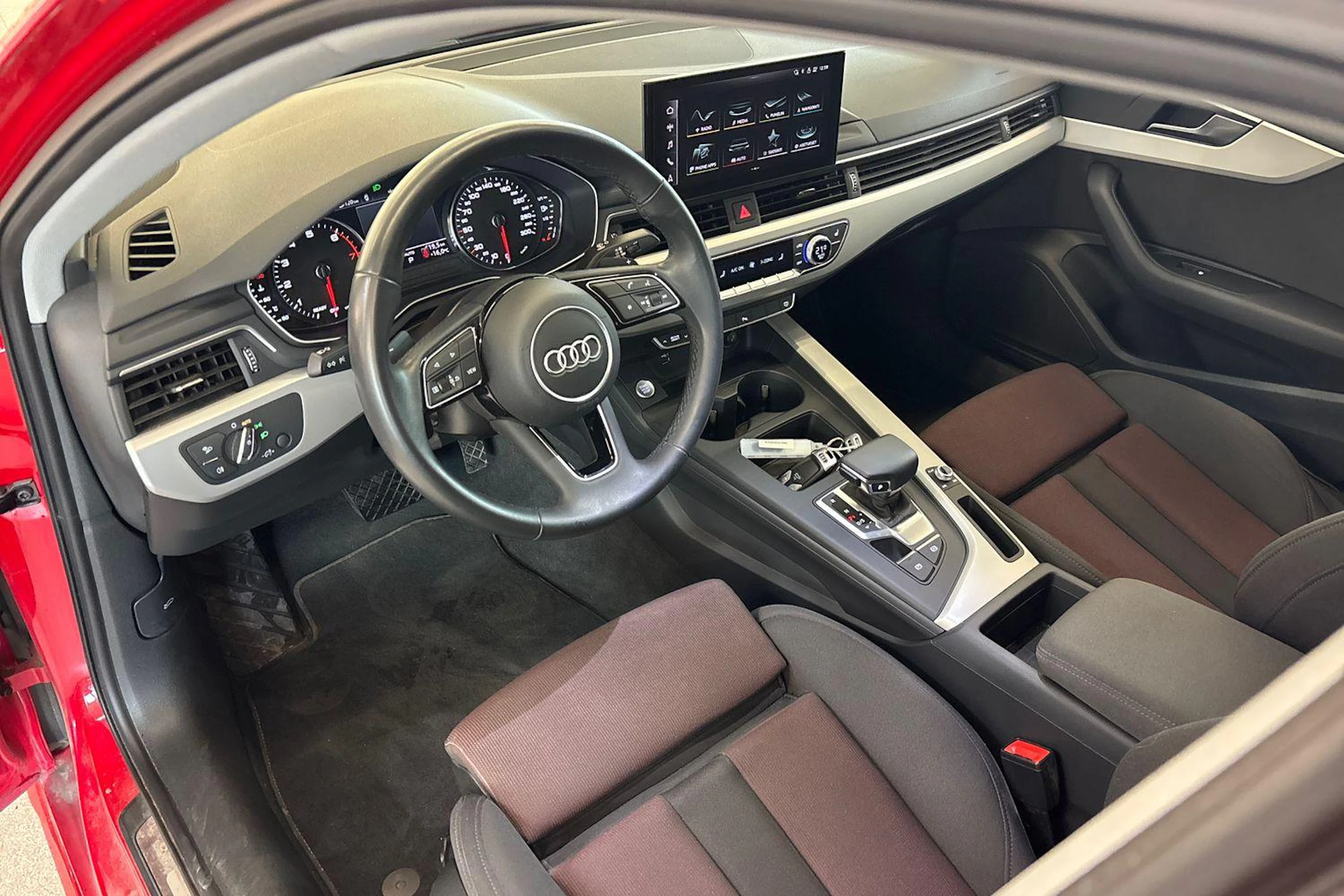 Punainen Audi A4 2021 kuva 3.