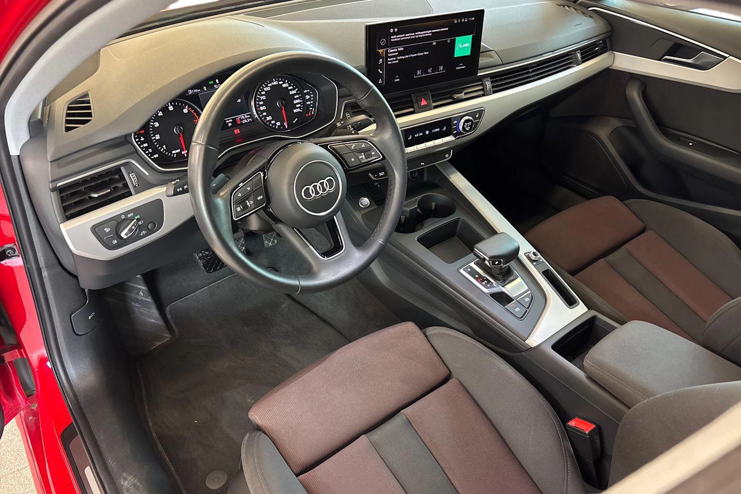 Punainen Audi A4 2021 kuva 8.
