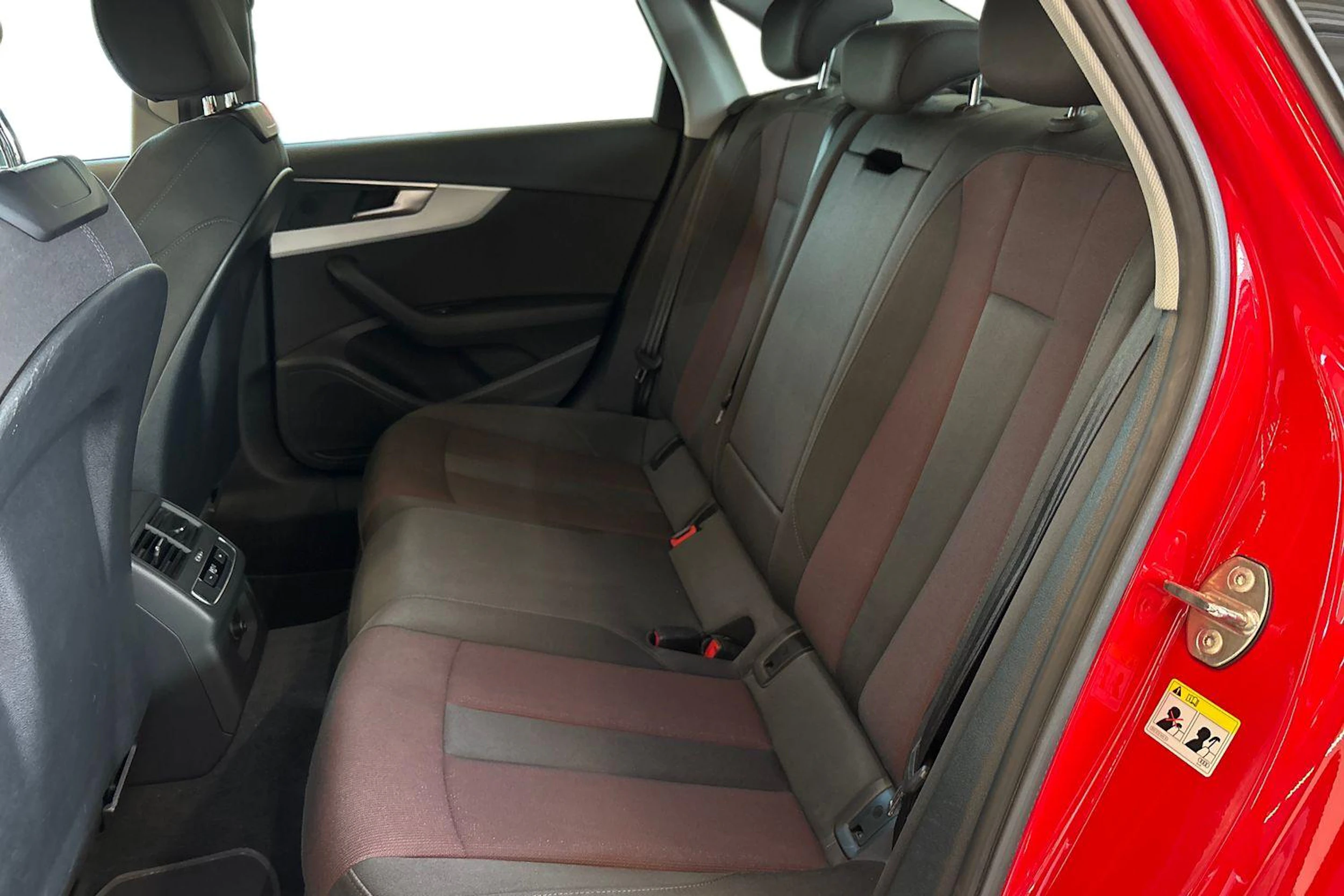 Punainen Audi A4 2021 kuva 11.
