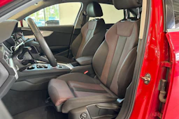 Punainen Audi A4 2021 kuva 17.