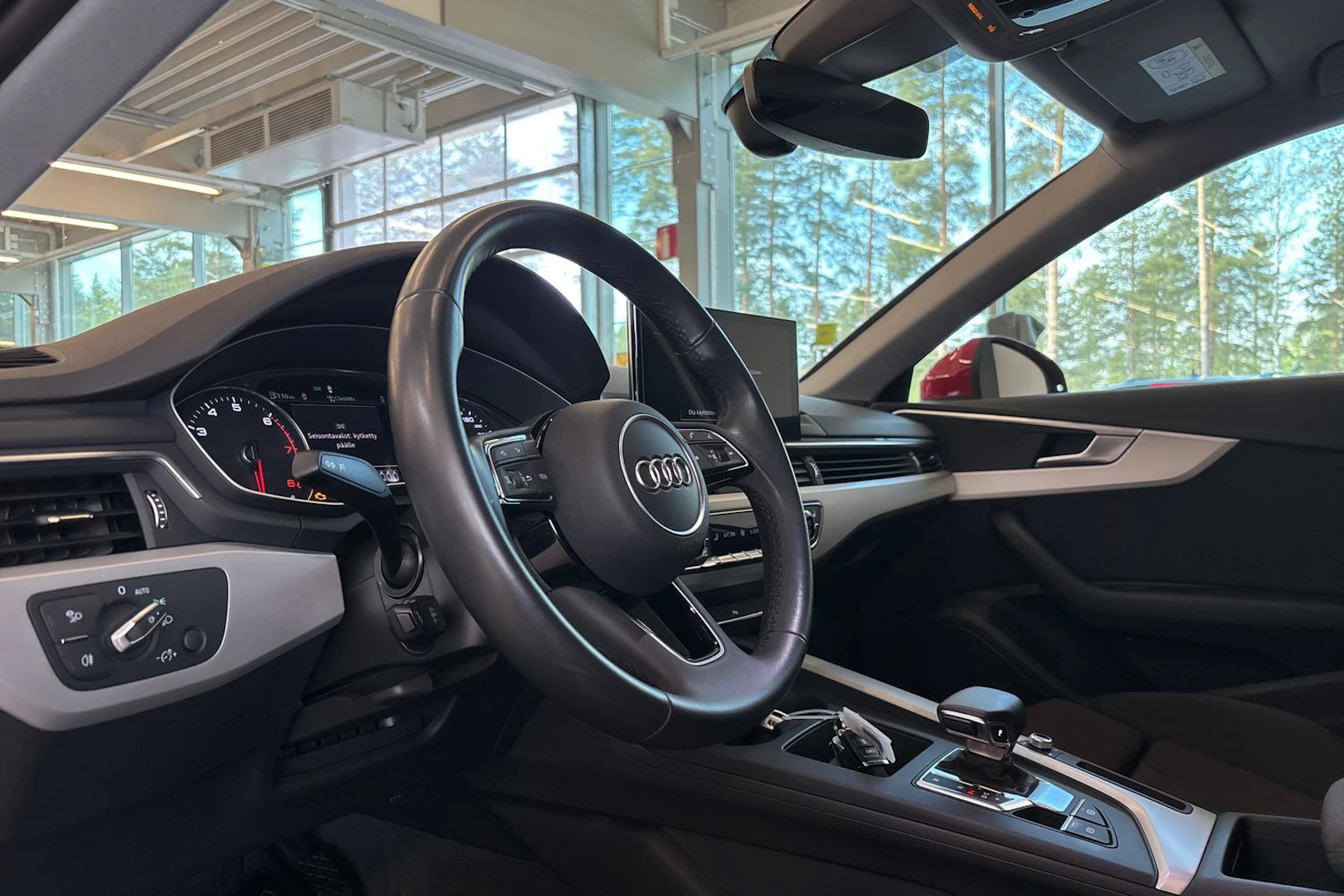Punainen Audi A4 2021 kuva 18.