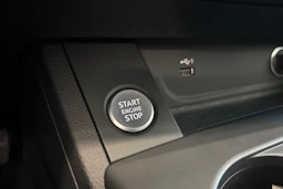 Punainen Audi A4 2021 kuva 26.