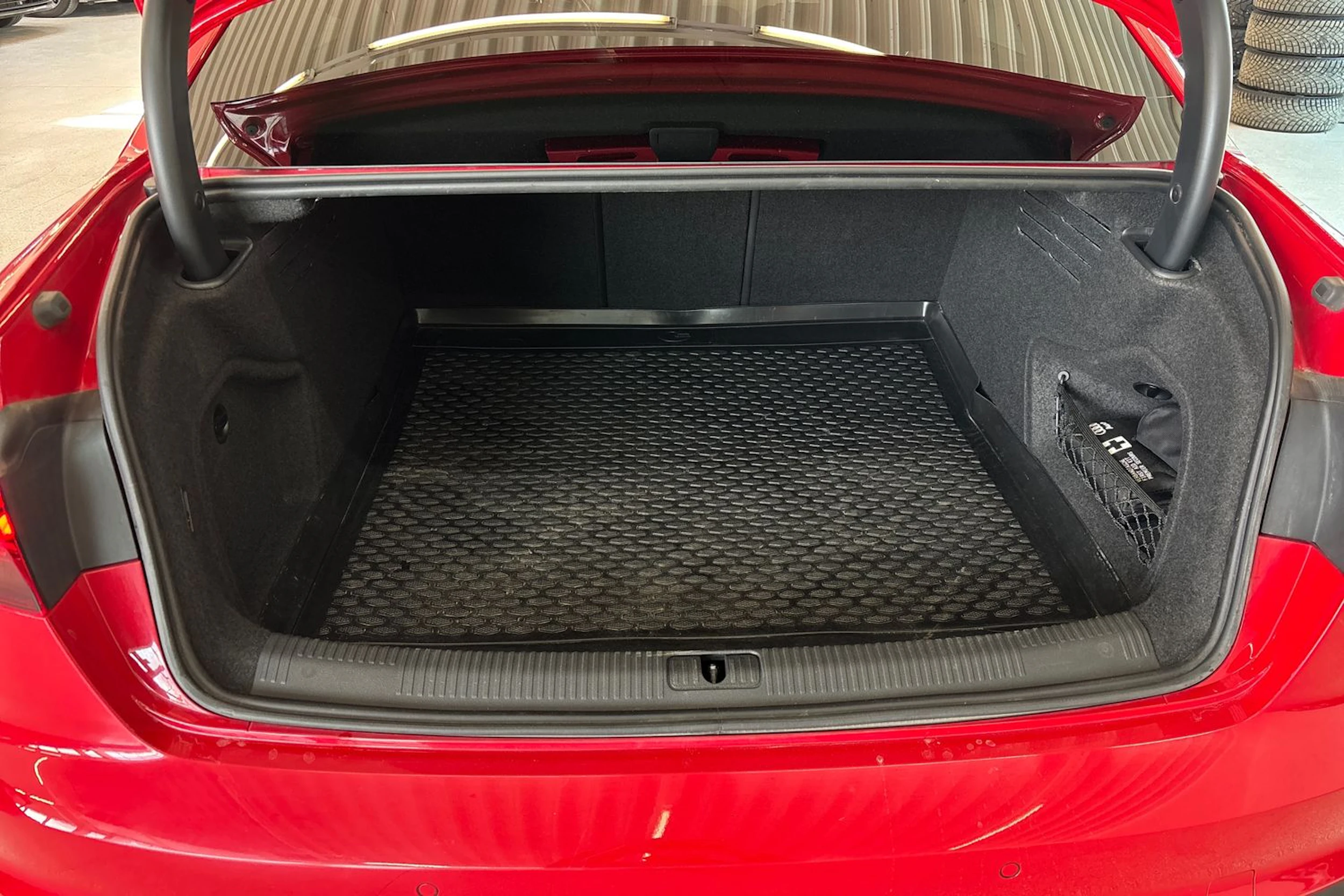 Punainen Audi A4 2021 kuva 27.