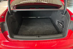 Punainen Audi A4 2021 kuva 27.