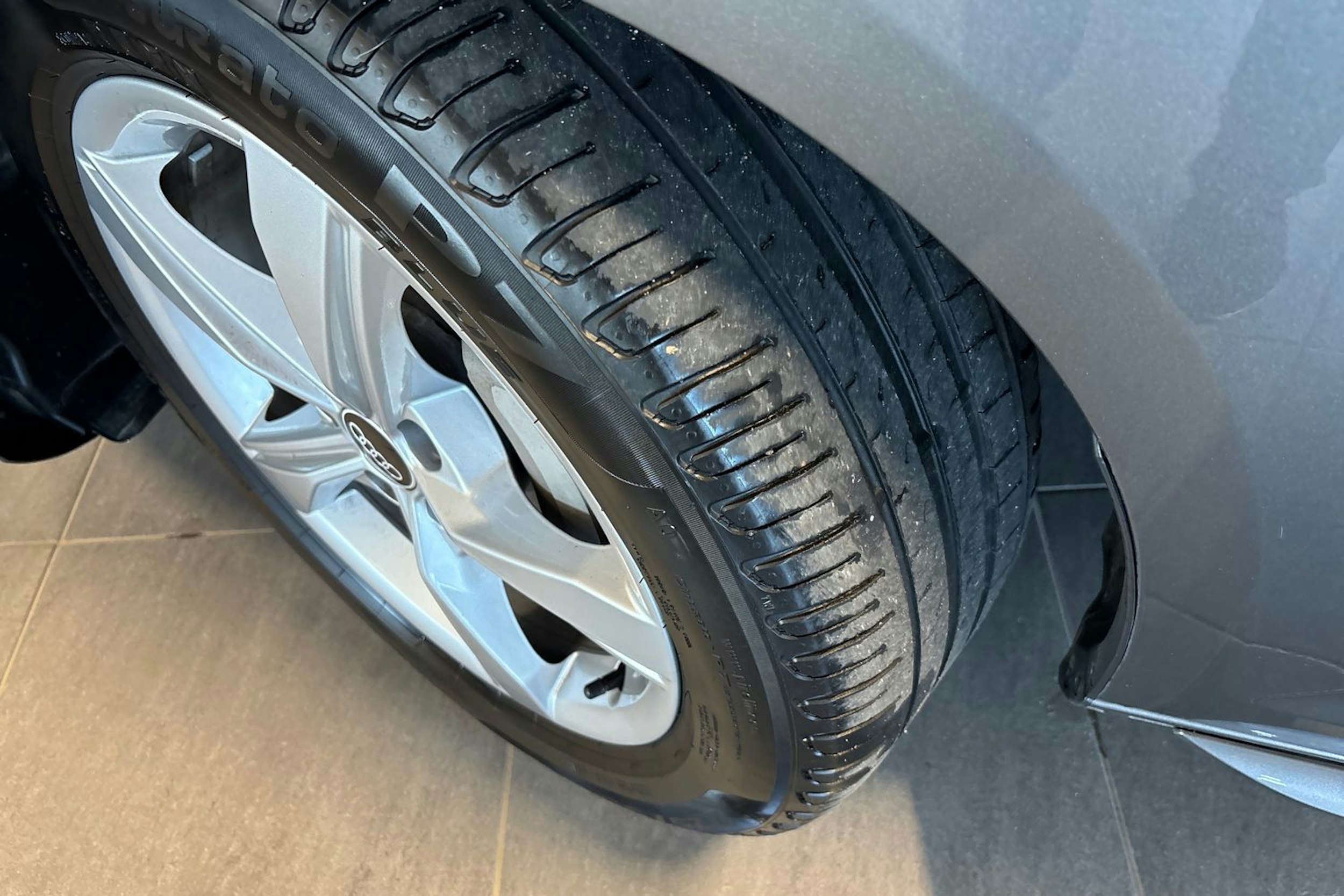harmaa Audi A4 2021 kuva 13.