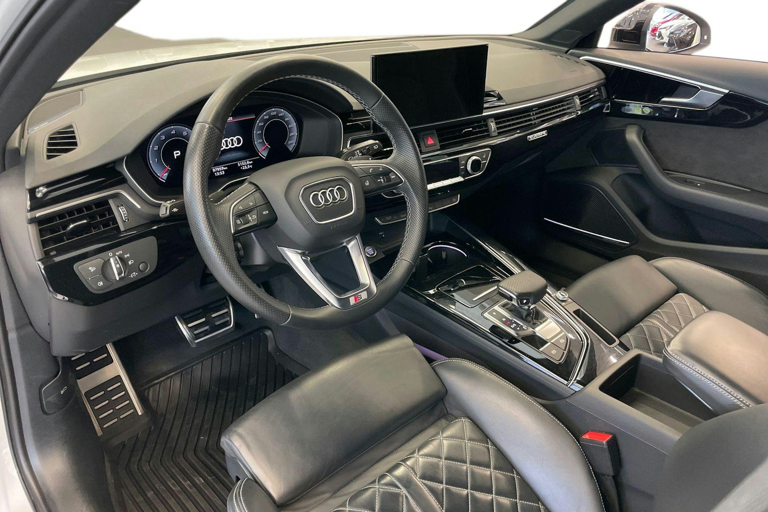 Valkoinen Audi A4 2021 kuva 7.