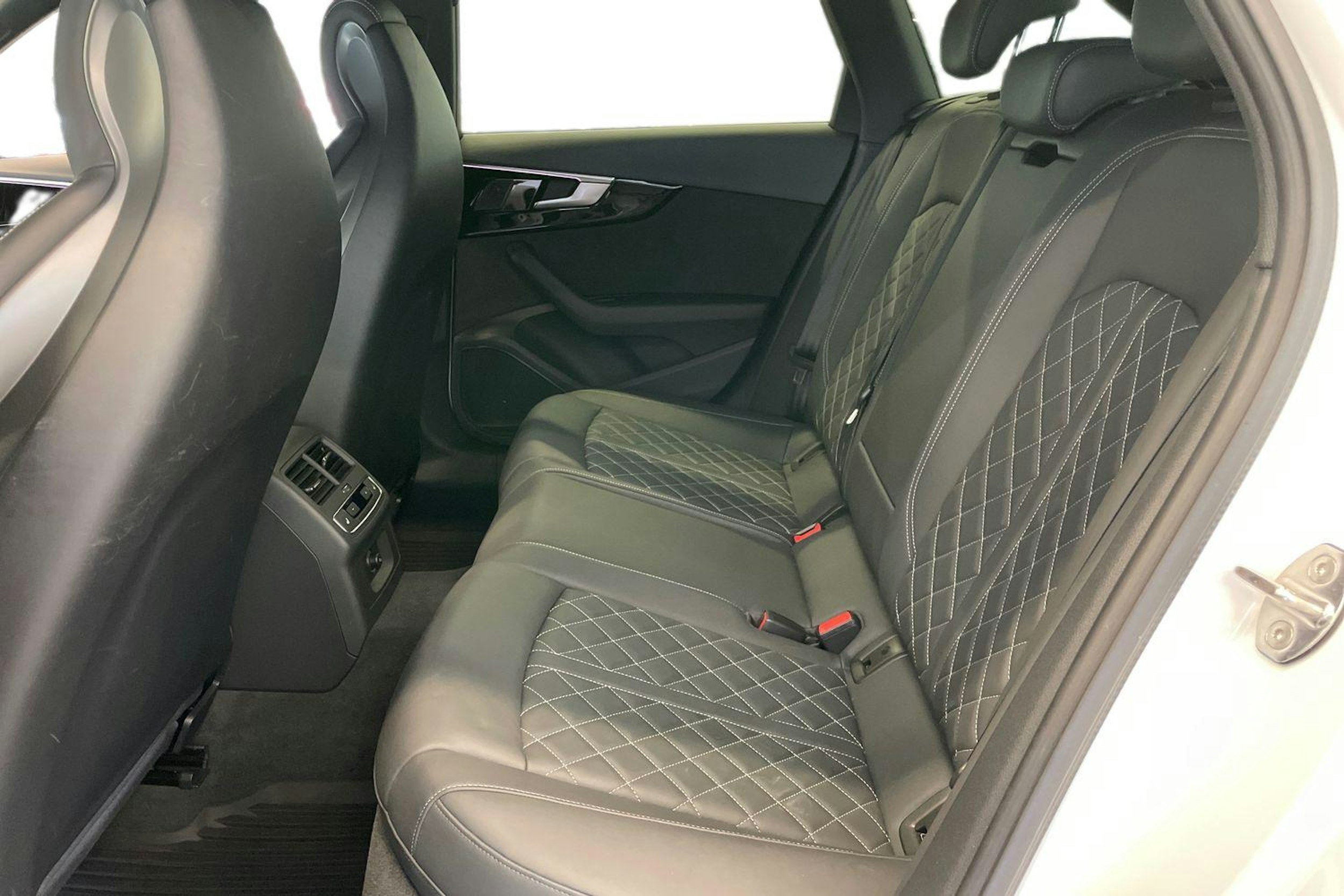 Valkoinen Audi A4 2021 kuva 10.