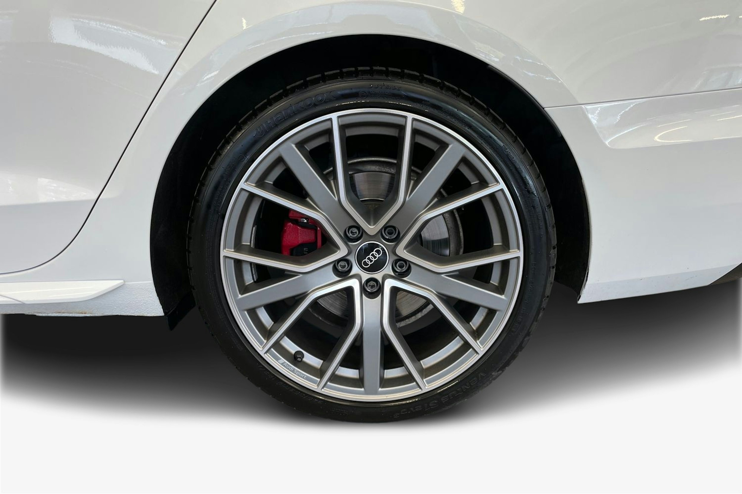 Valkoinen Audi A4 2021 kuva 11.