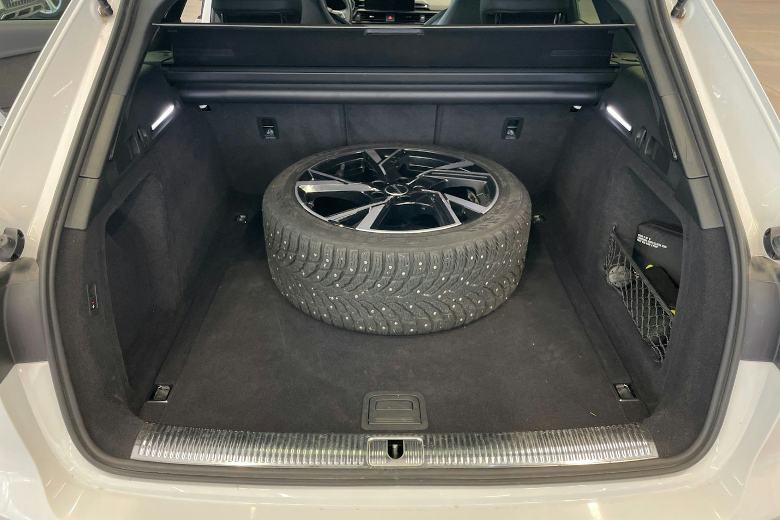 Valkoinen Audi A4 2021 kuva 16.