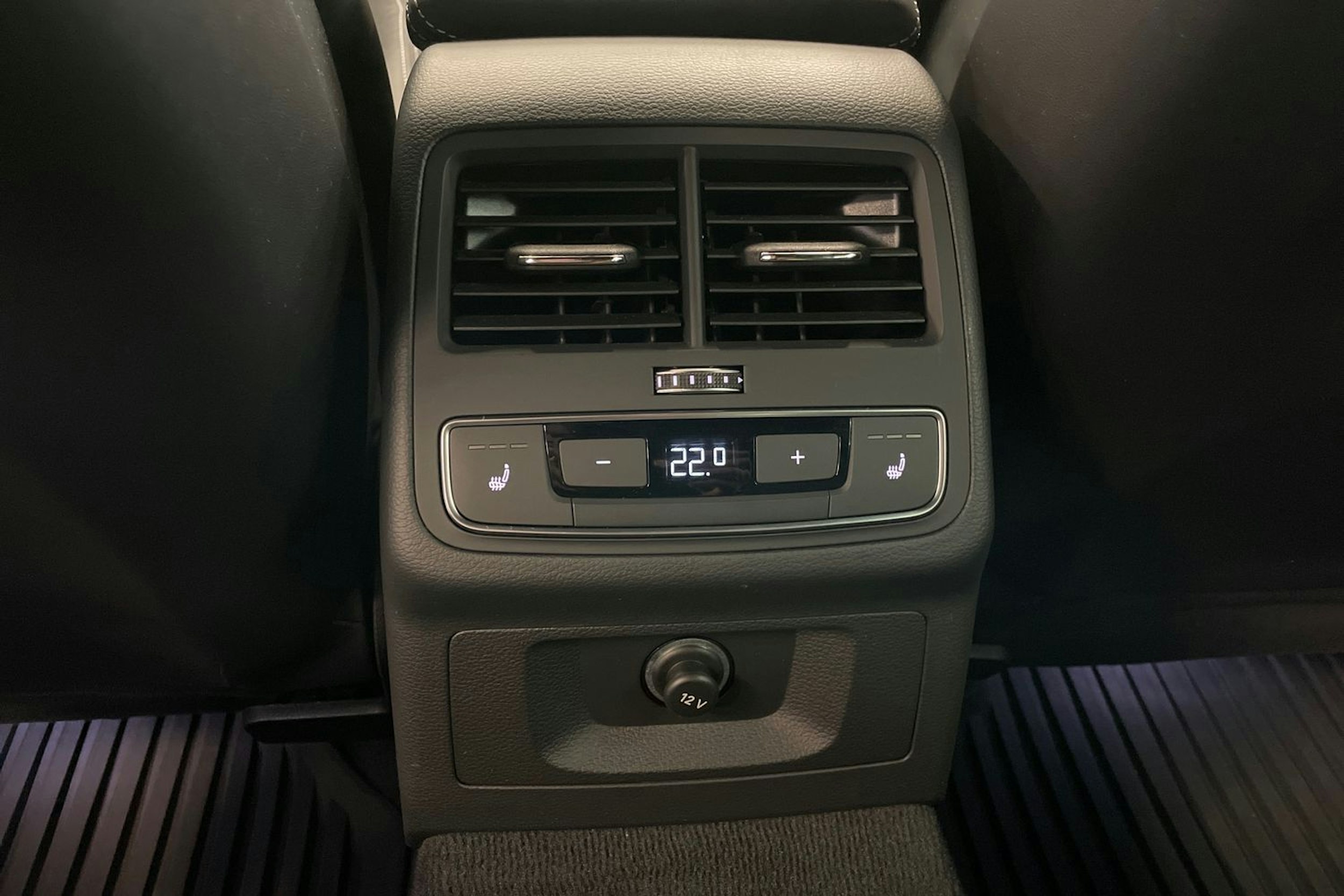 Valkoinen Audi A4 2021 kuva 18.