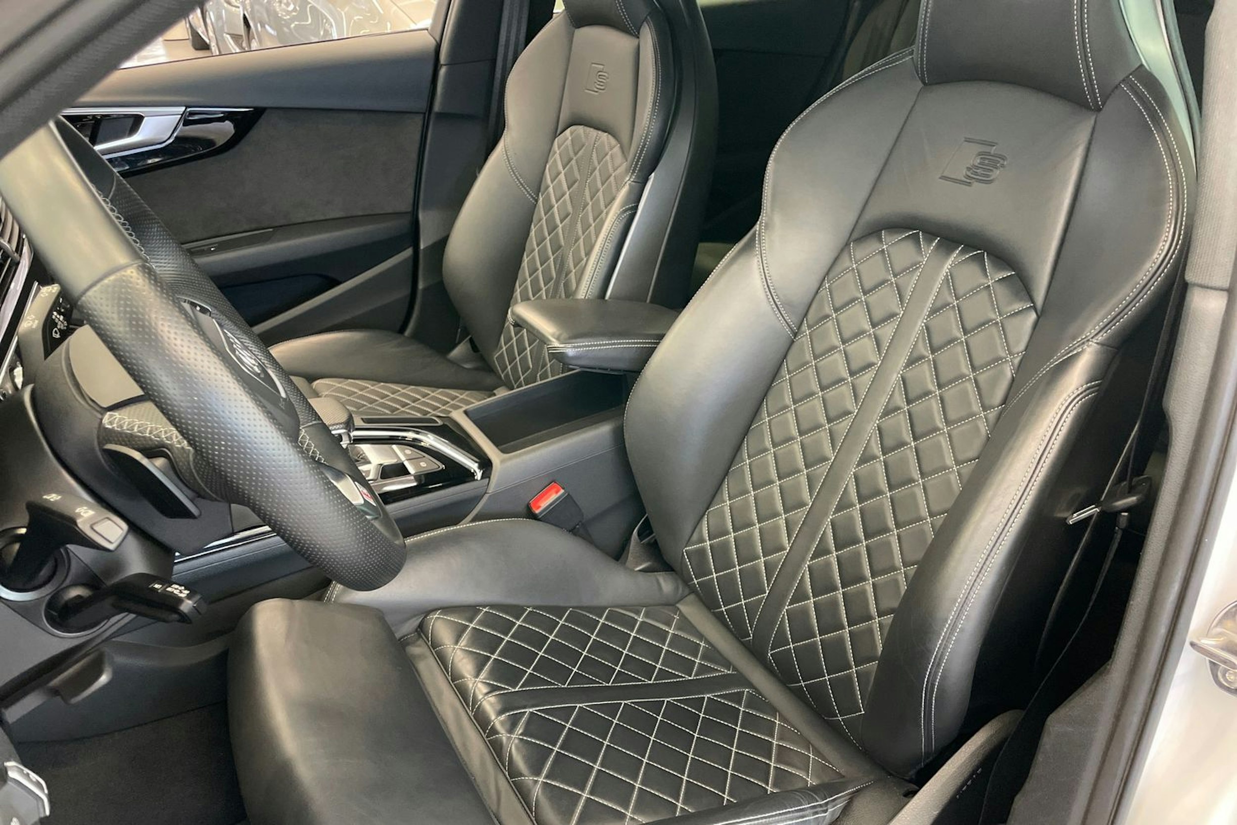 Valkoinen Audi A4 2021 kuva 19.