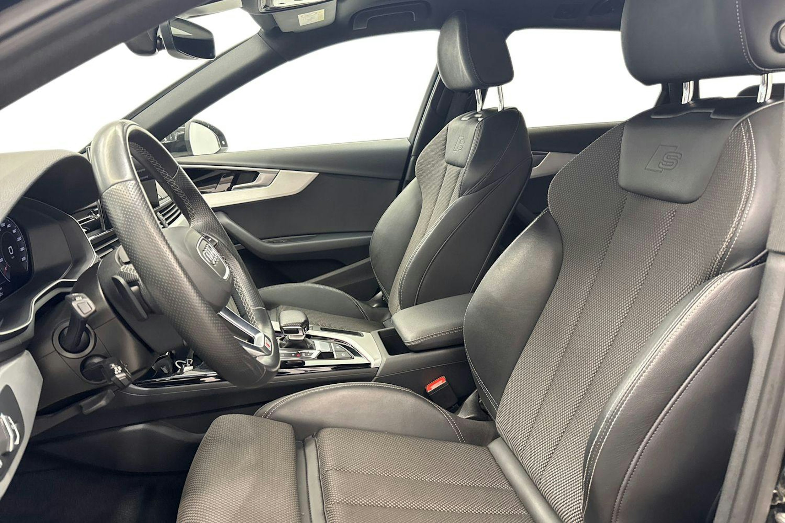 musta Audi A4 2021 kuva 11.