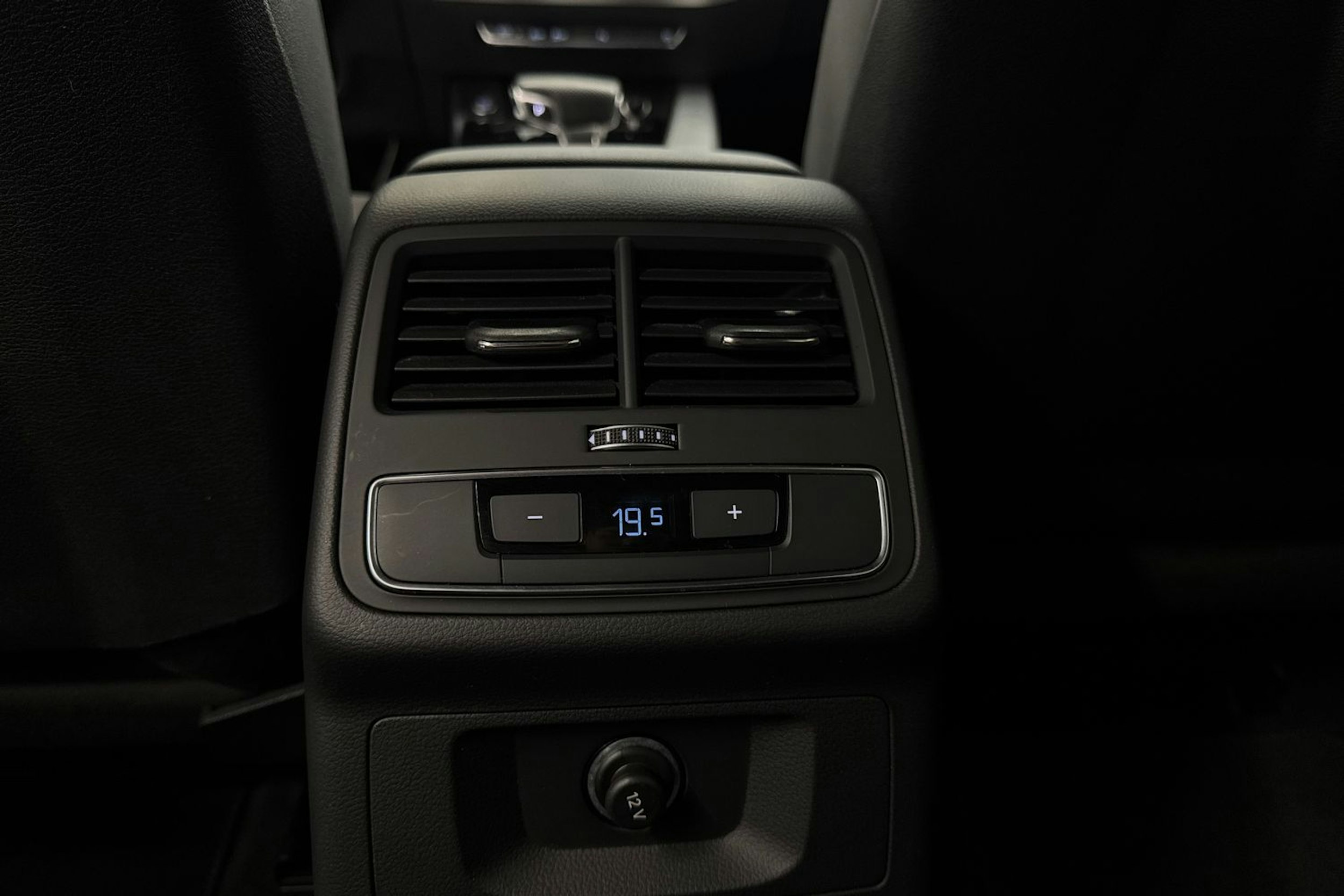 musta Audi A4 2021 kuva 37.