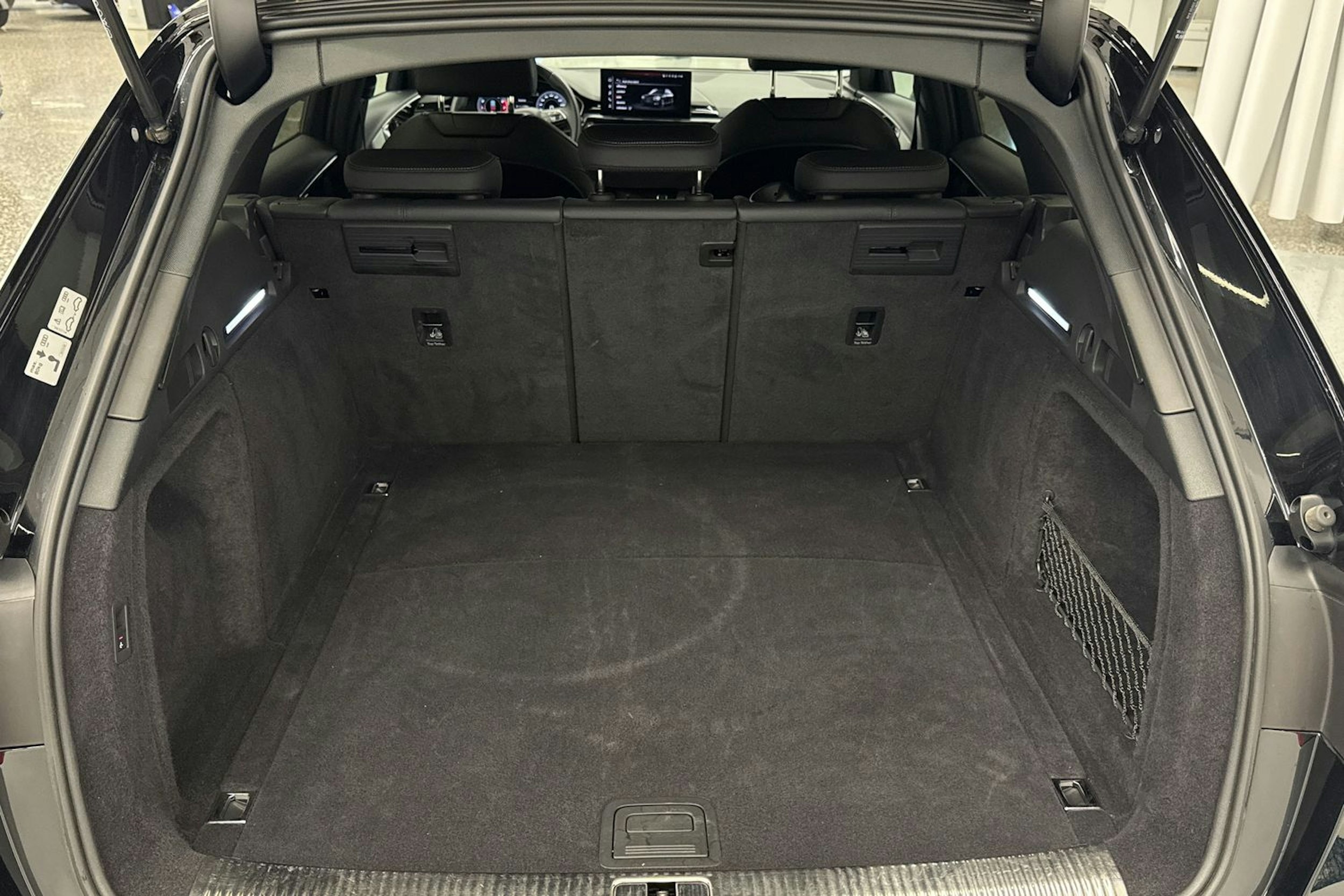 musta Audi A4 2021 kuva 38.