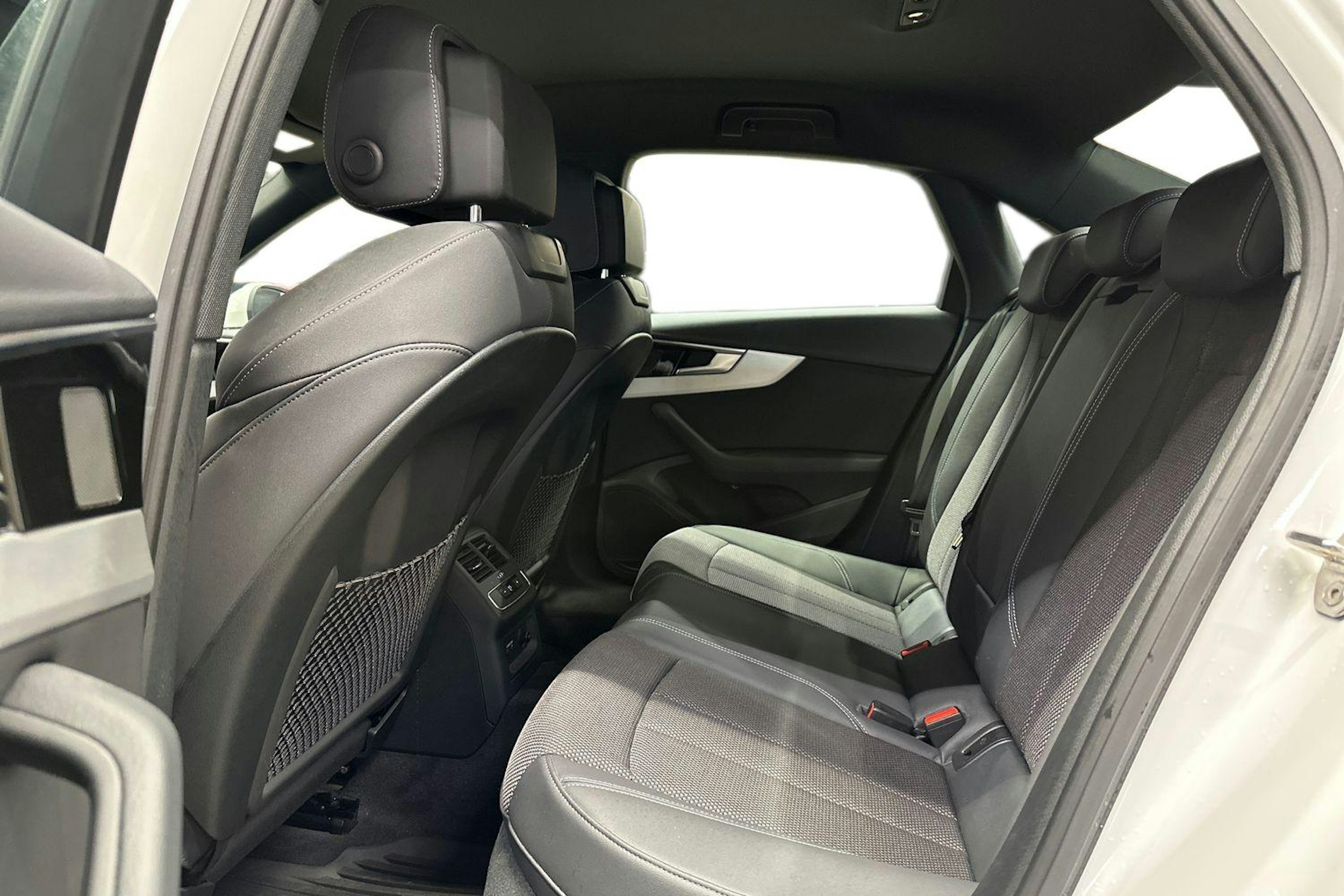 valkoinen Audi A4 2021 kuva 10.