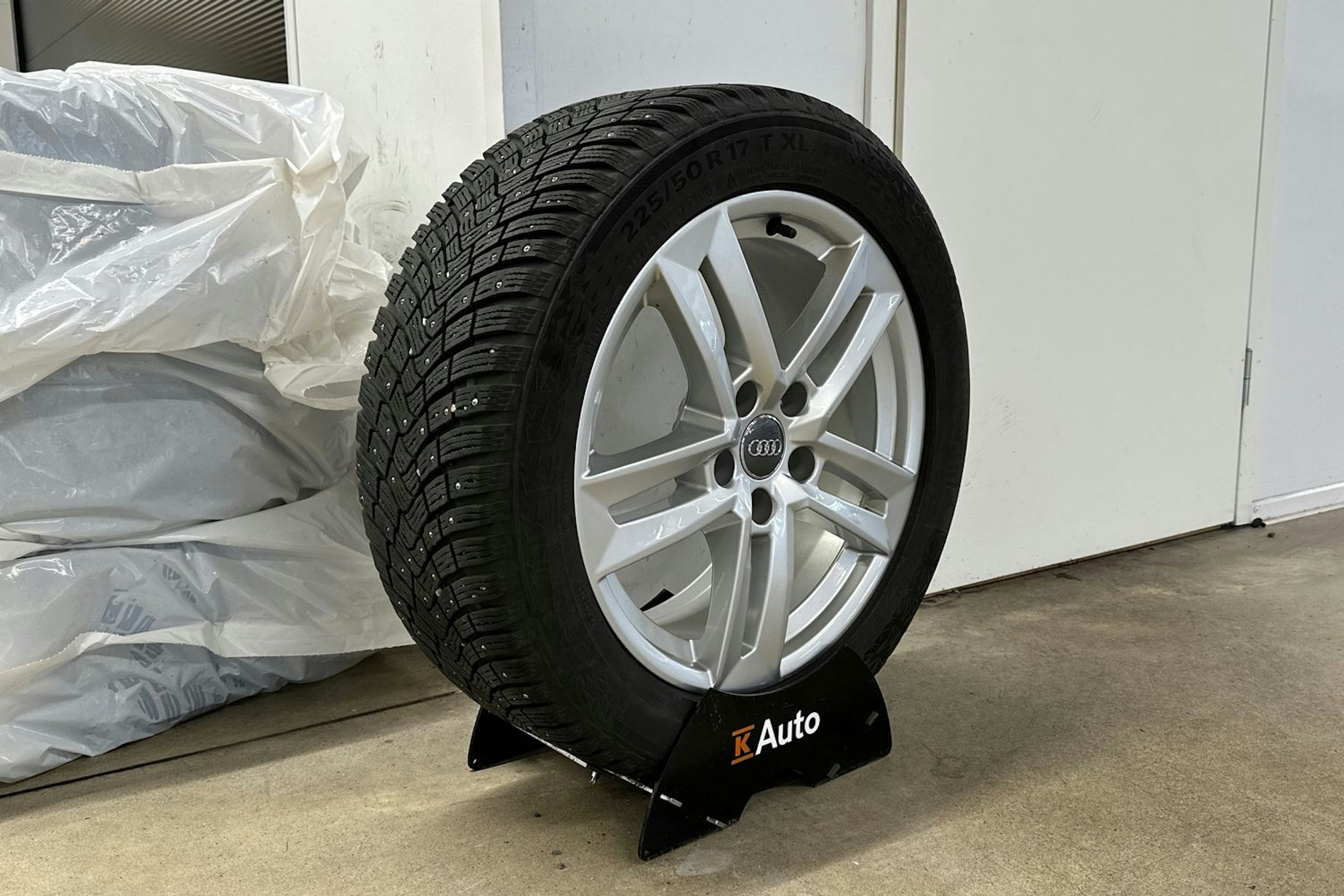 valkoinen Audi A4 2021 kuva 13.