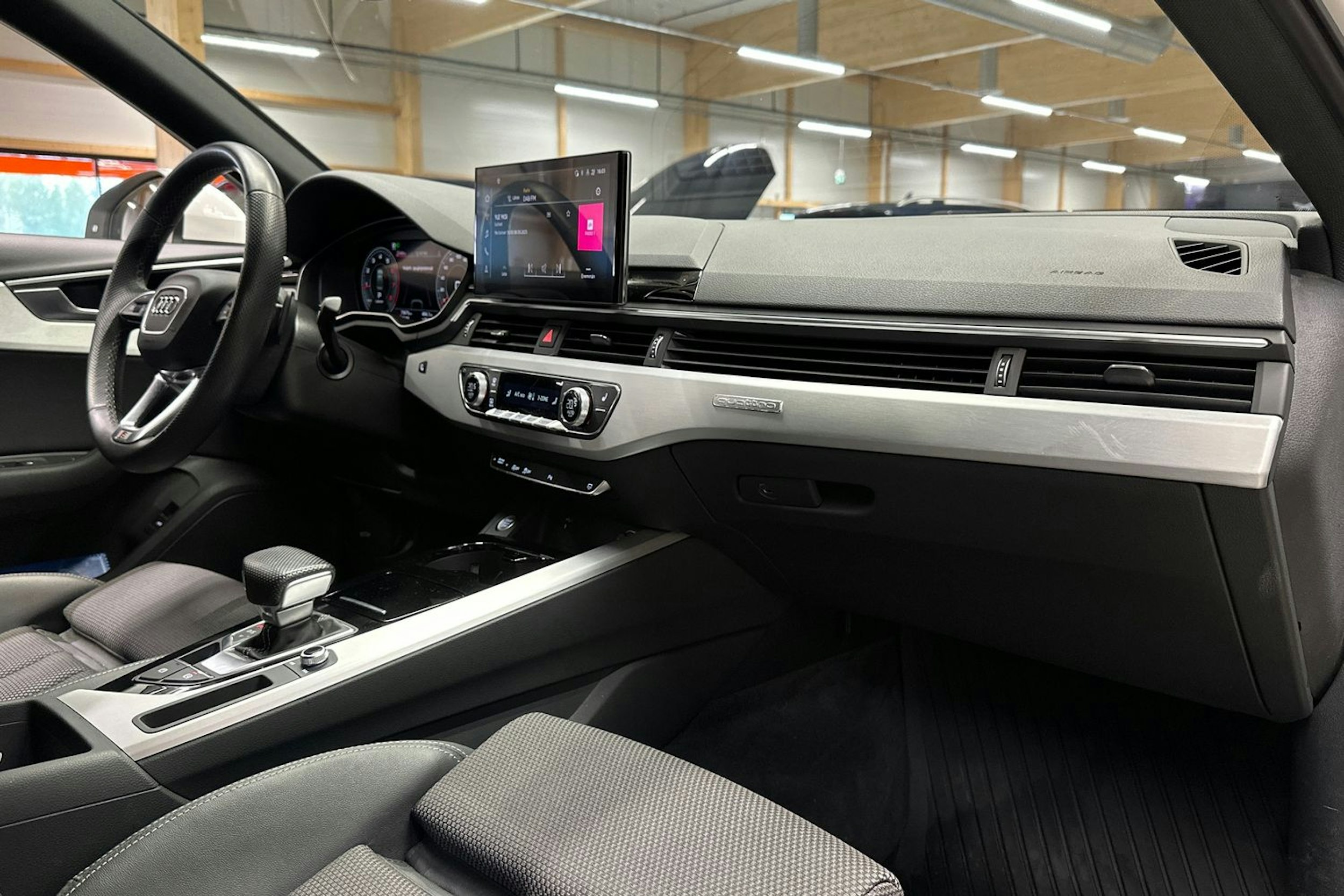 valkoinen Audi A4 2021 kuva 14.