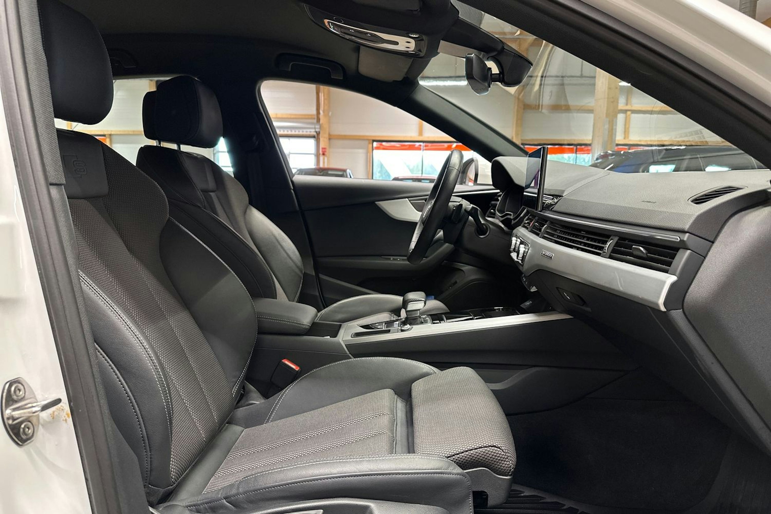 valkoinen Audi A4 2021 kuva 15.