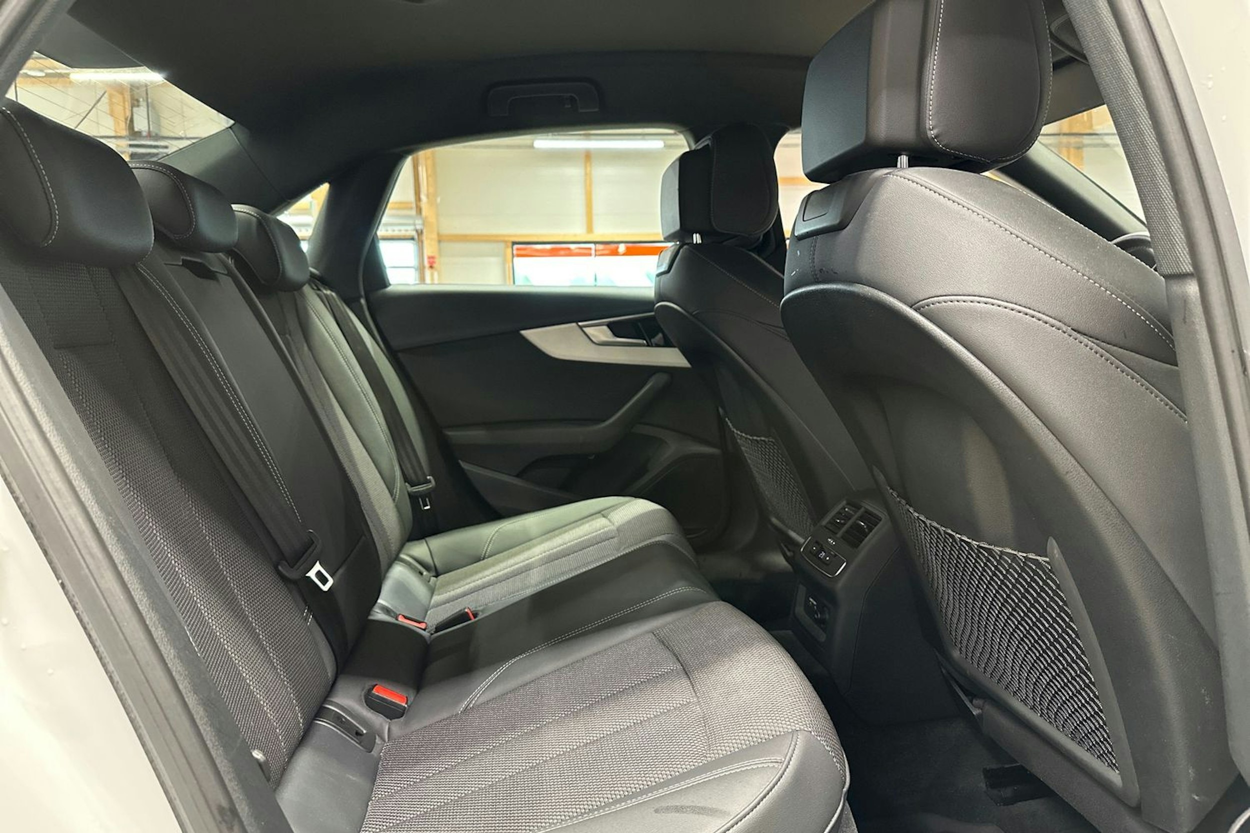 valkoinen Audi A4 2021 kuva 16.