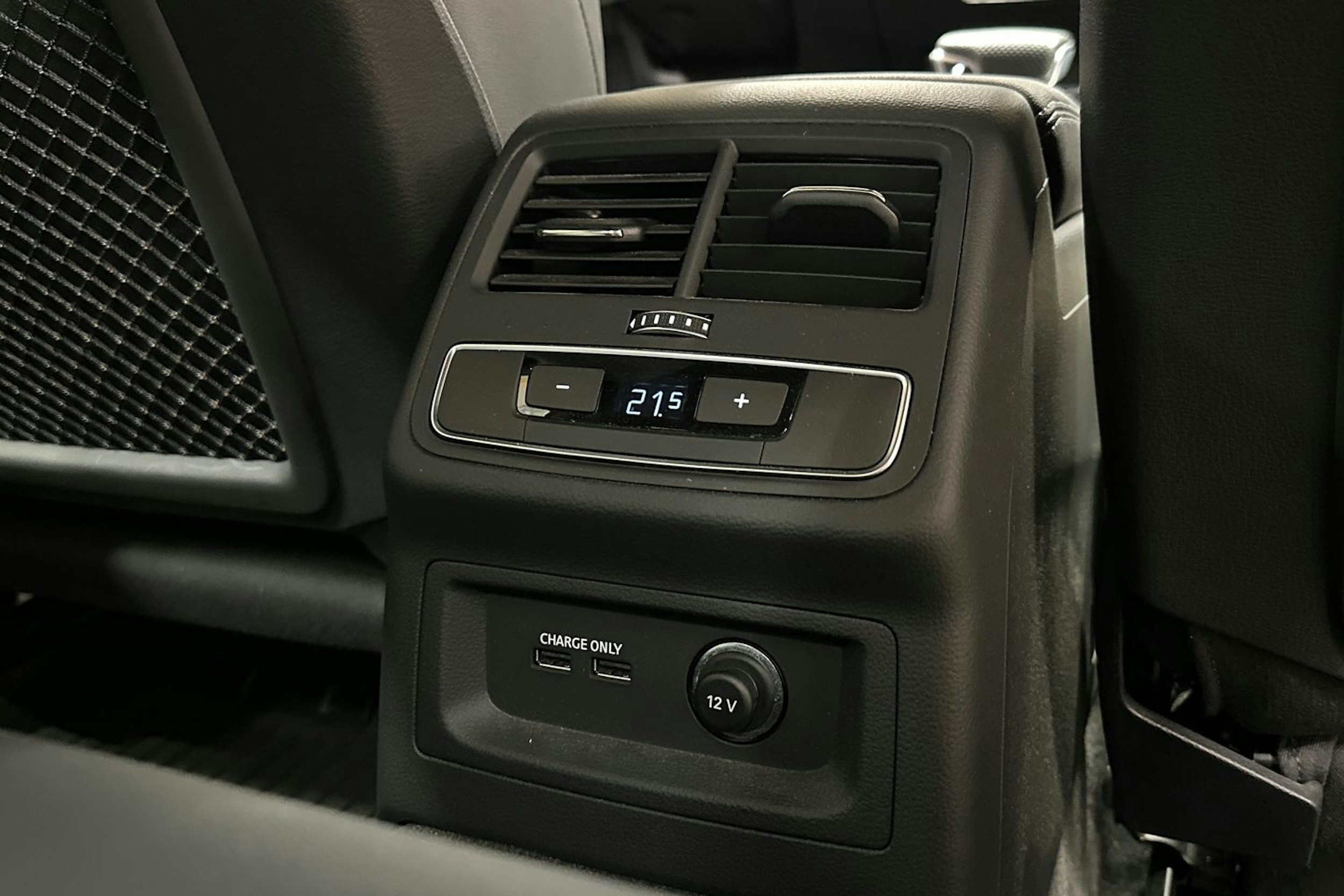 valkoinen Audi A4 2021 kuva 17.