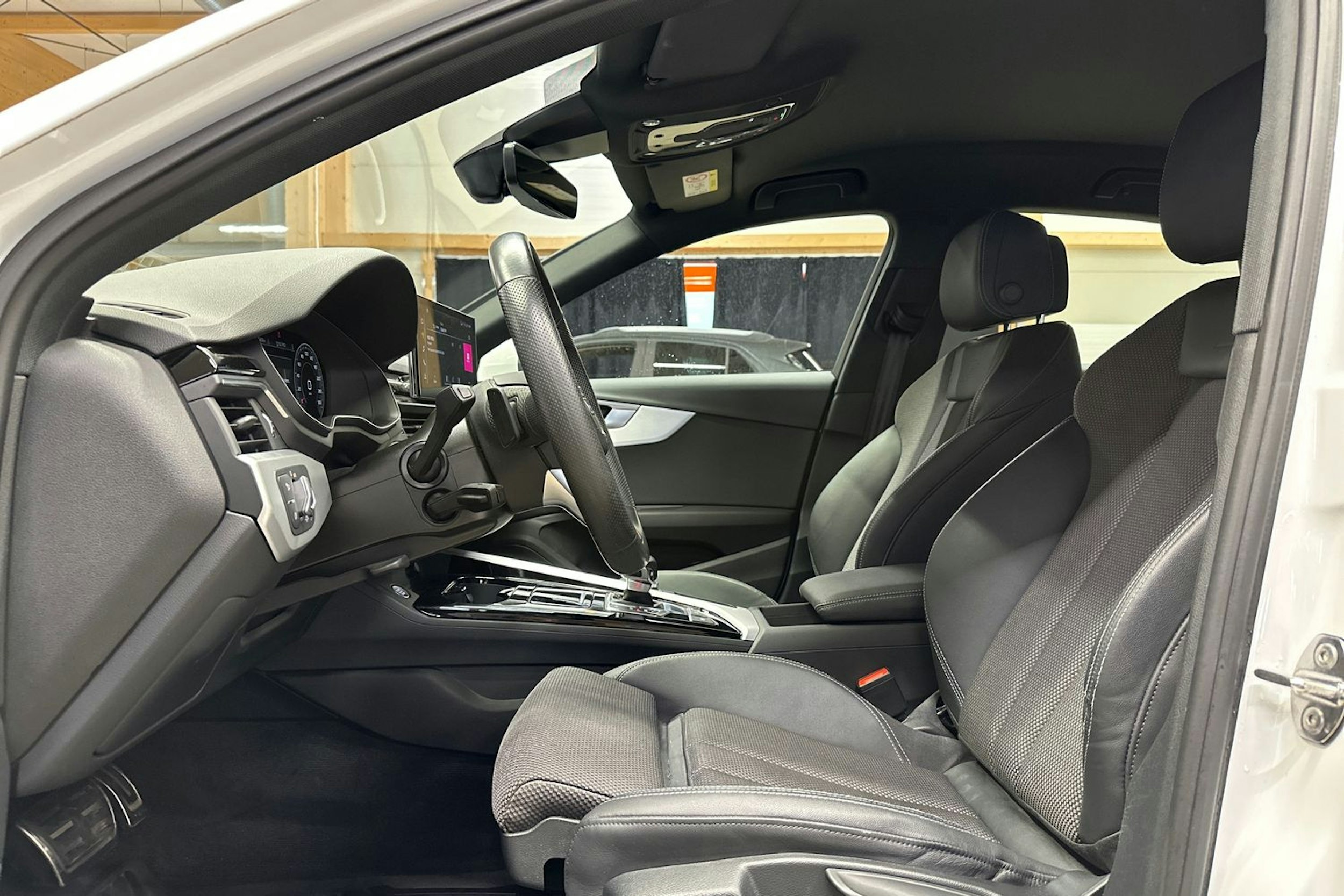 valkoinen Audi A4 2021 kuva 18.
